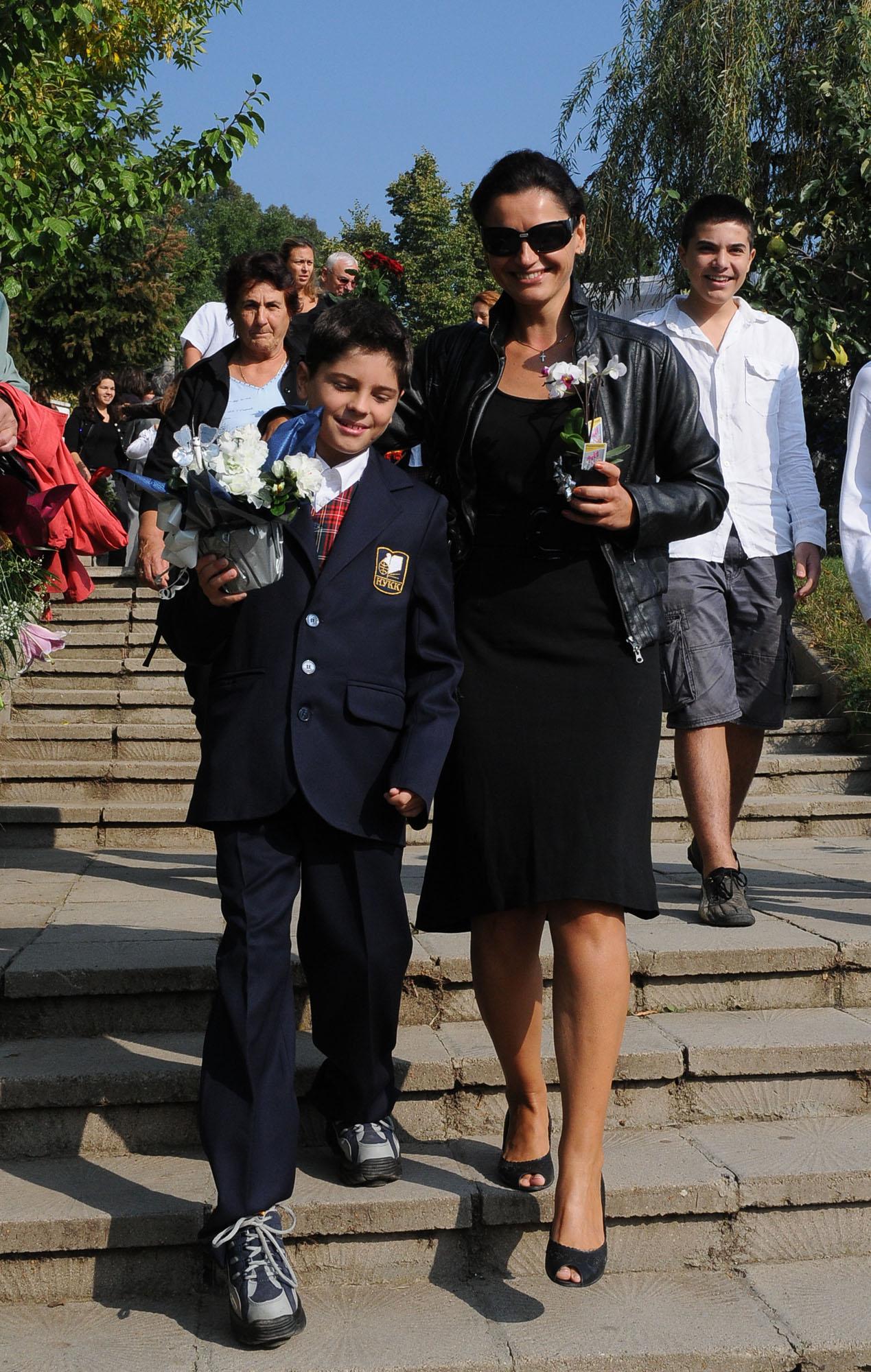 Ани Салич води сина си Лазар на училище