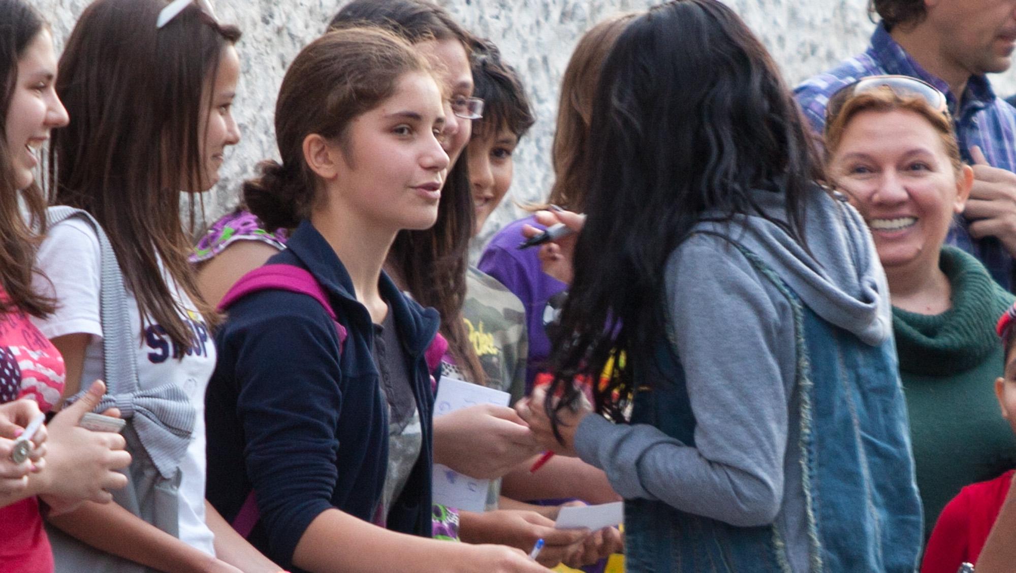 Селена Гомес предизвика масови бягства от училище в София
