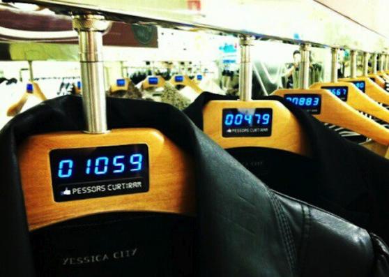 Вградиха ”Like брояч” в закачалките за дрехи