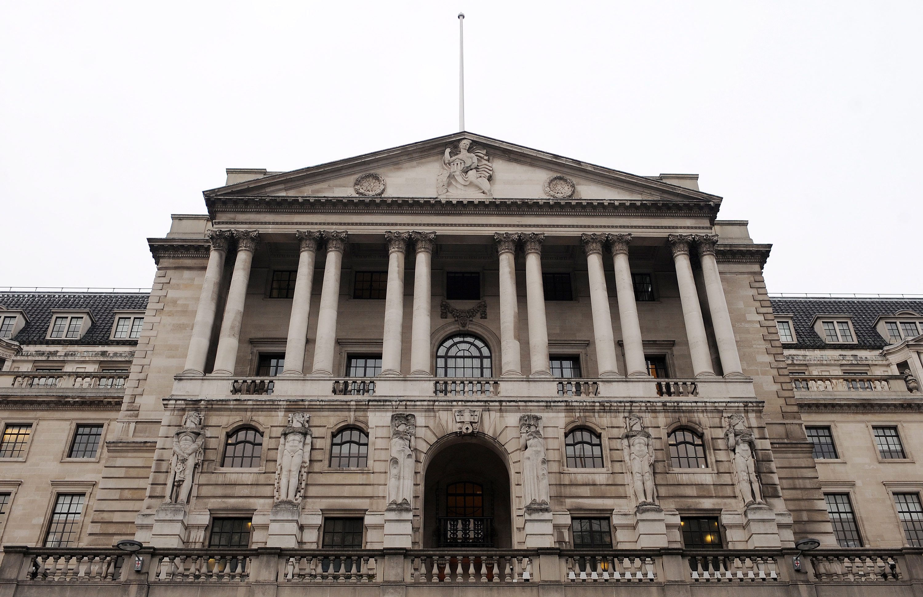 Bank of England ревизира прогнозите си до 0.8% растеж