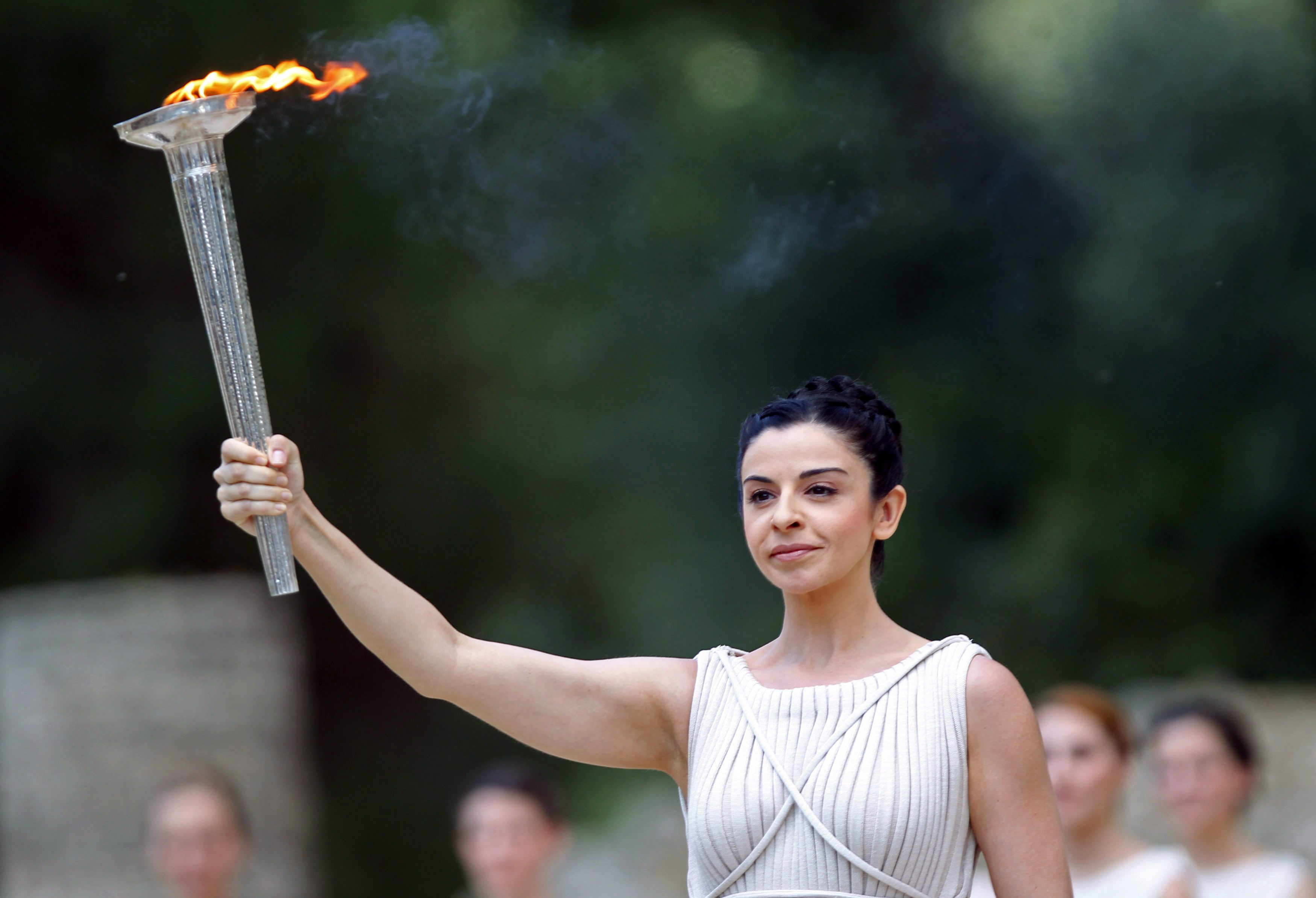 Олимпийският огън бе запален в Древна Олимпия (снимки)
