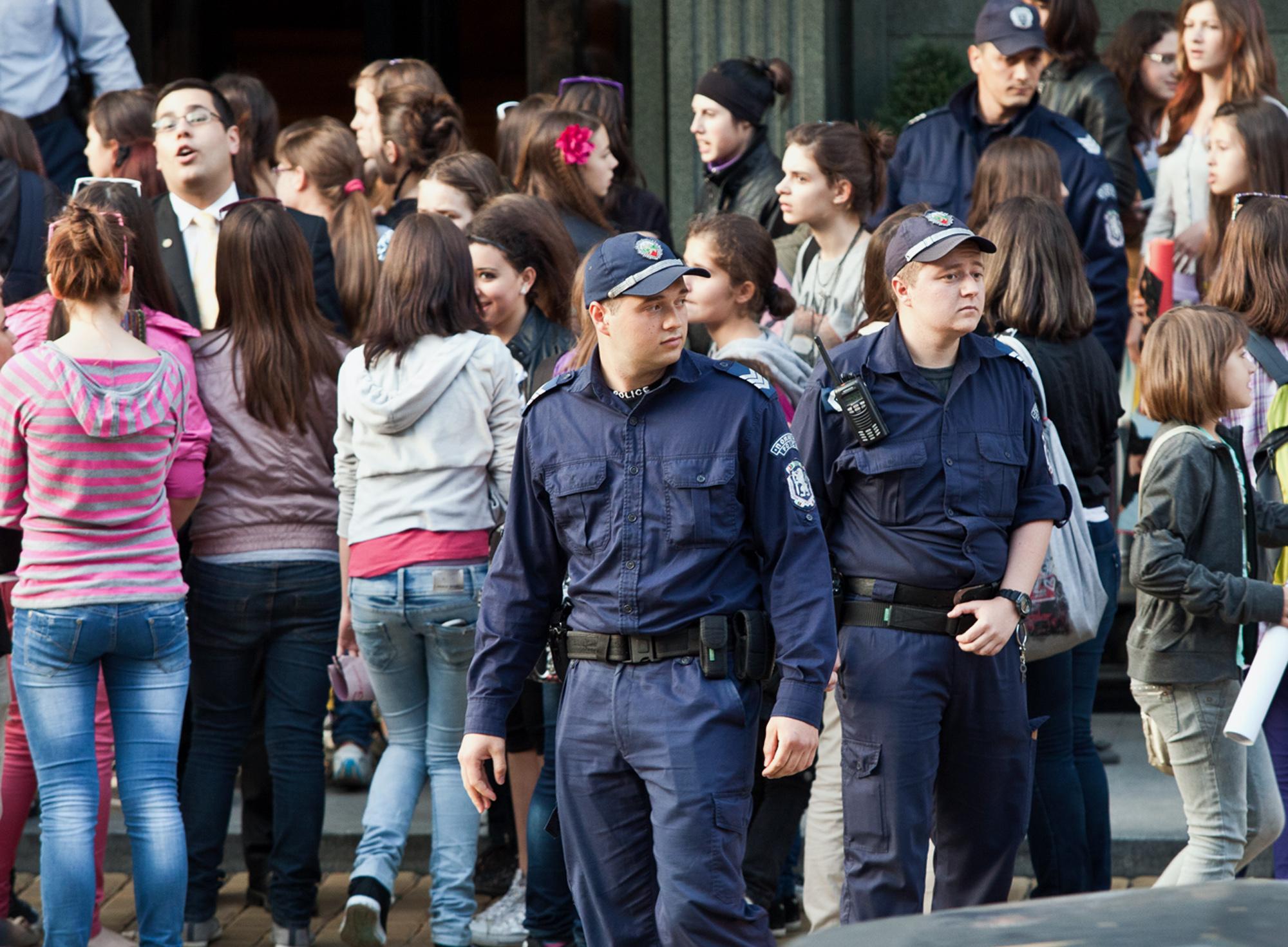 Полицията усмирява феновете на Селена Гомес в София