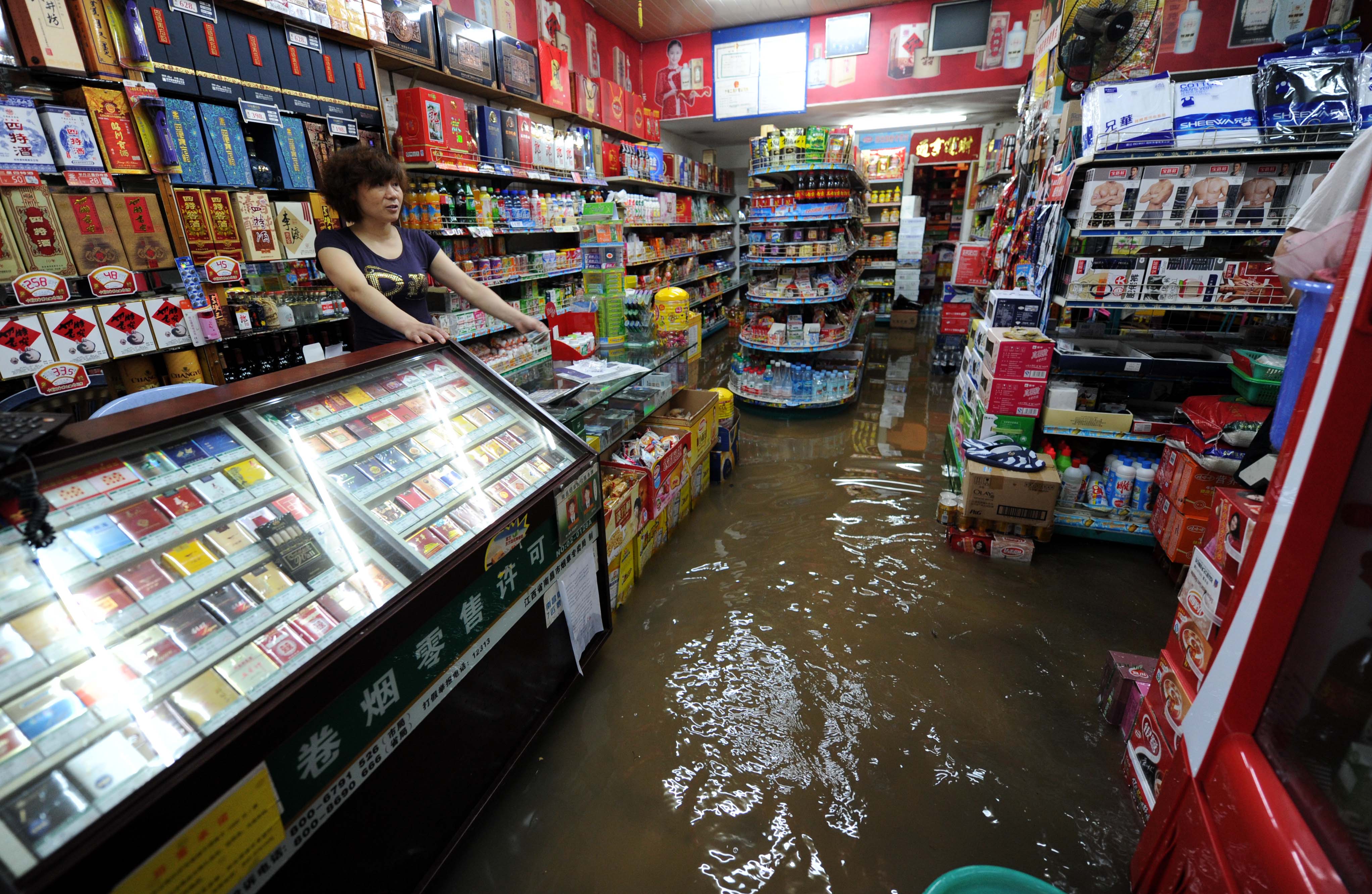 Наводнен магазин в окръг Мин в провинция Гансу в Китай