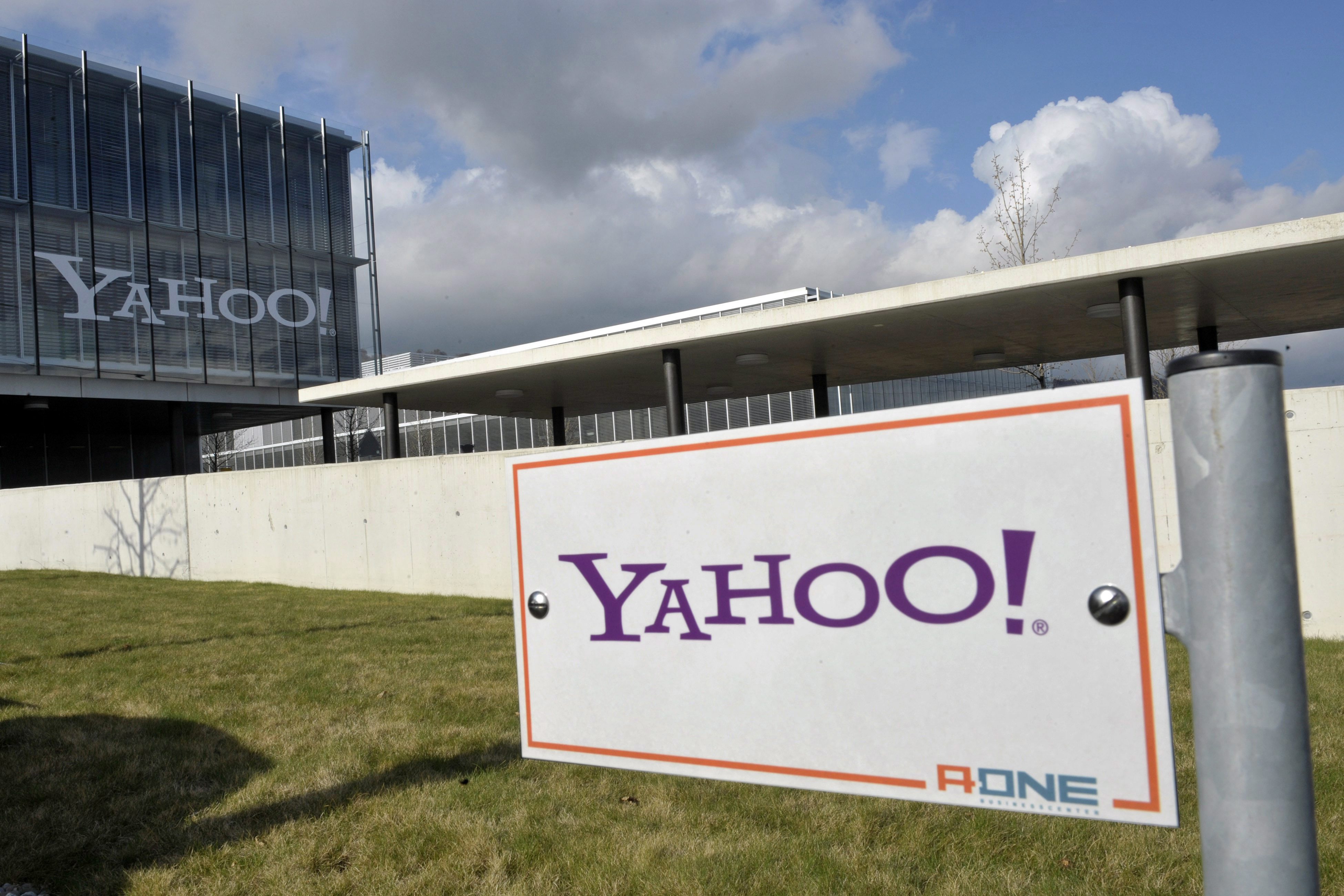 Хакери откраднаха 453 000 пароли от Yahoo!