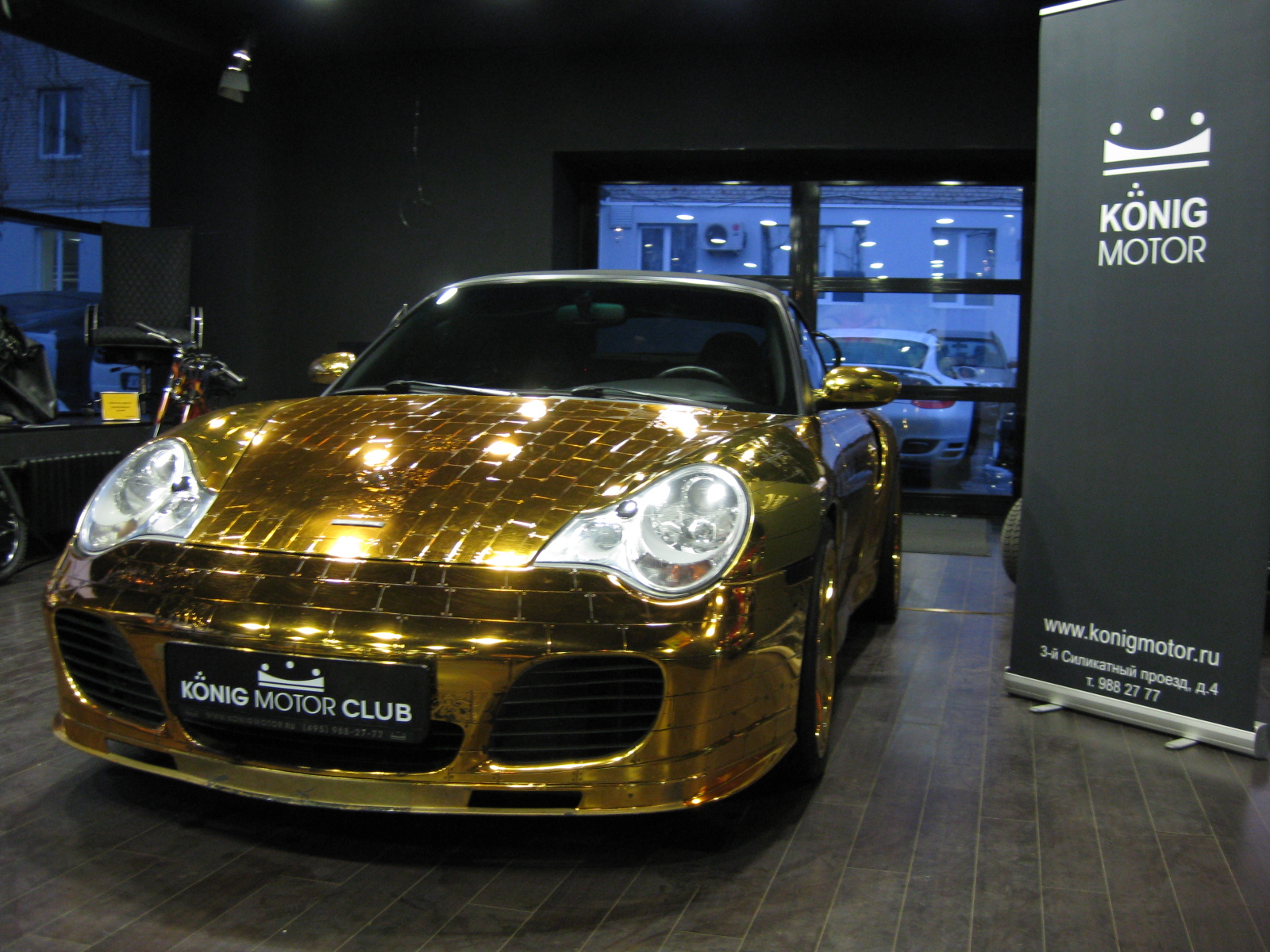 Продават златно Porsche за 61 000 долара