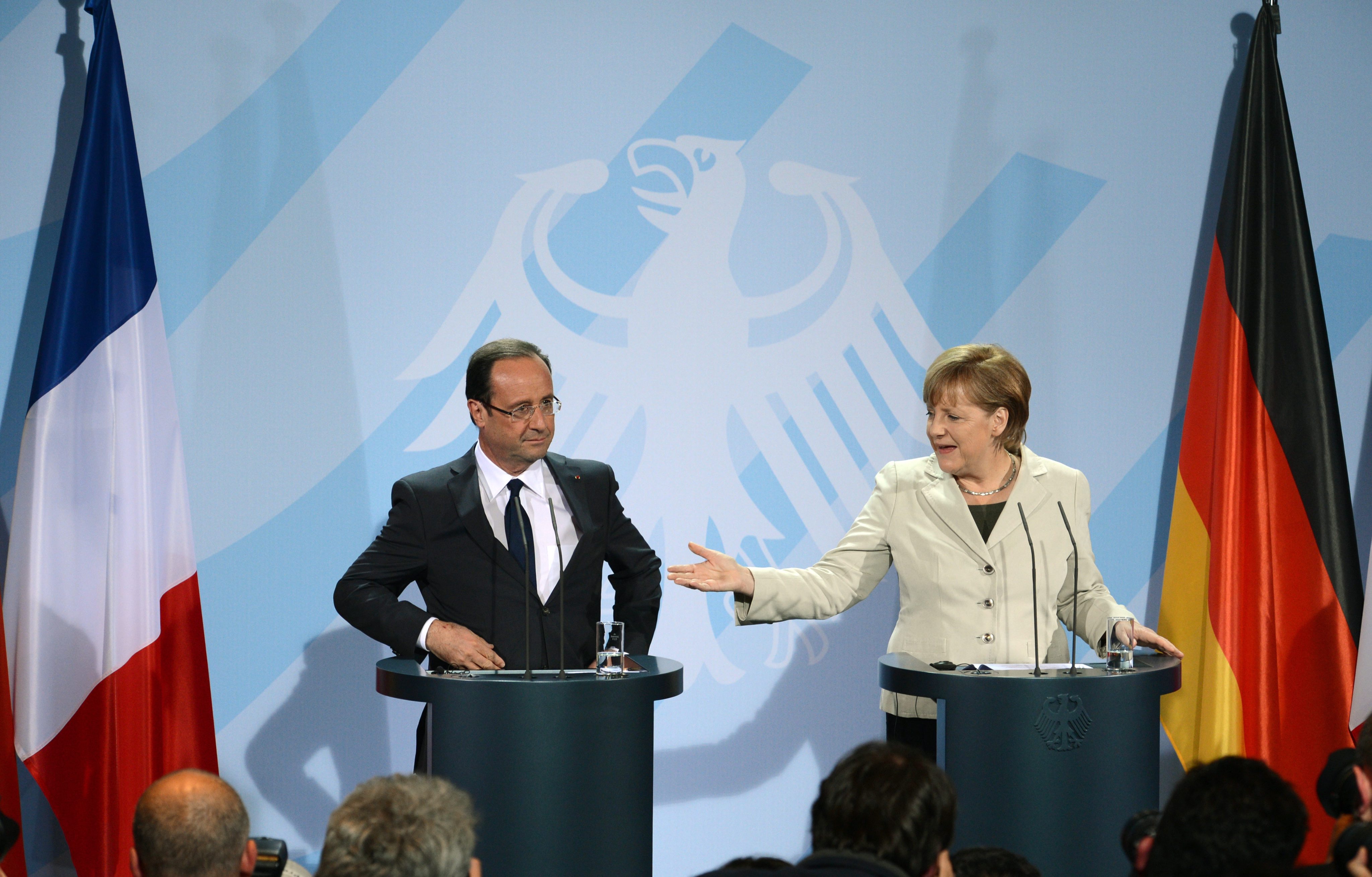 Франсоа Оланд и Ангела Меркел дадоха пресконференция, последвана от официална вечеря