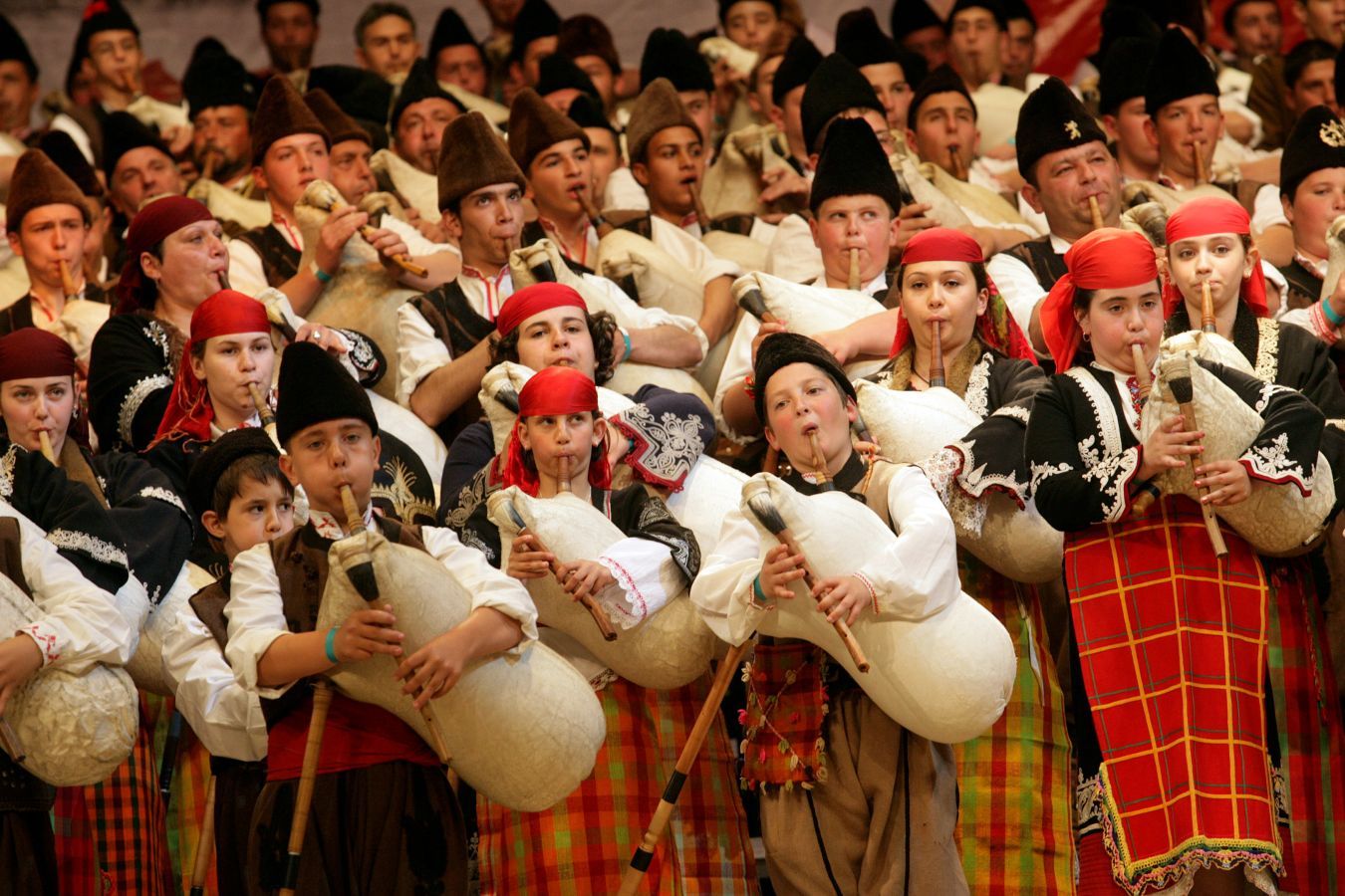 Родопската музика влезе в Гинес с 333 гайди
