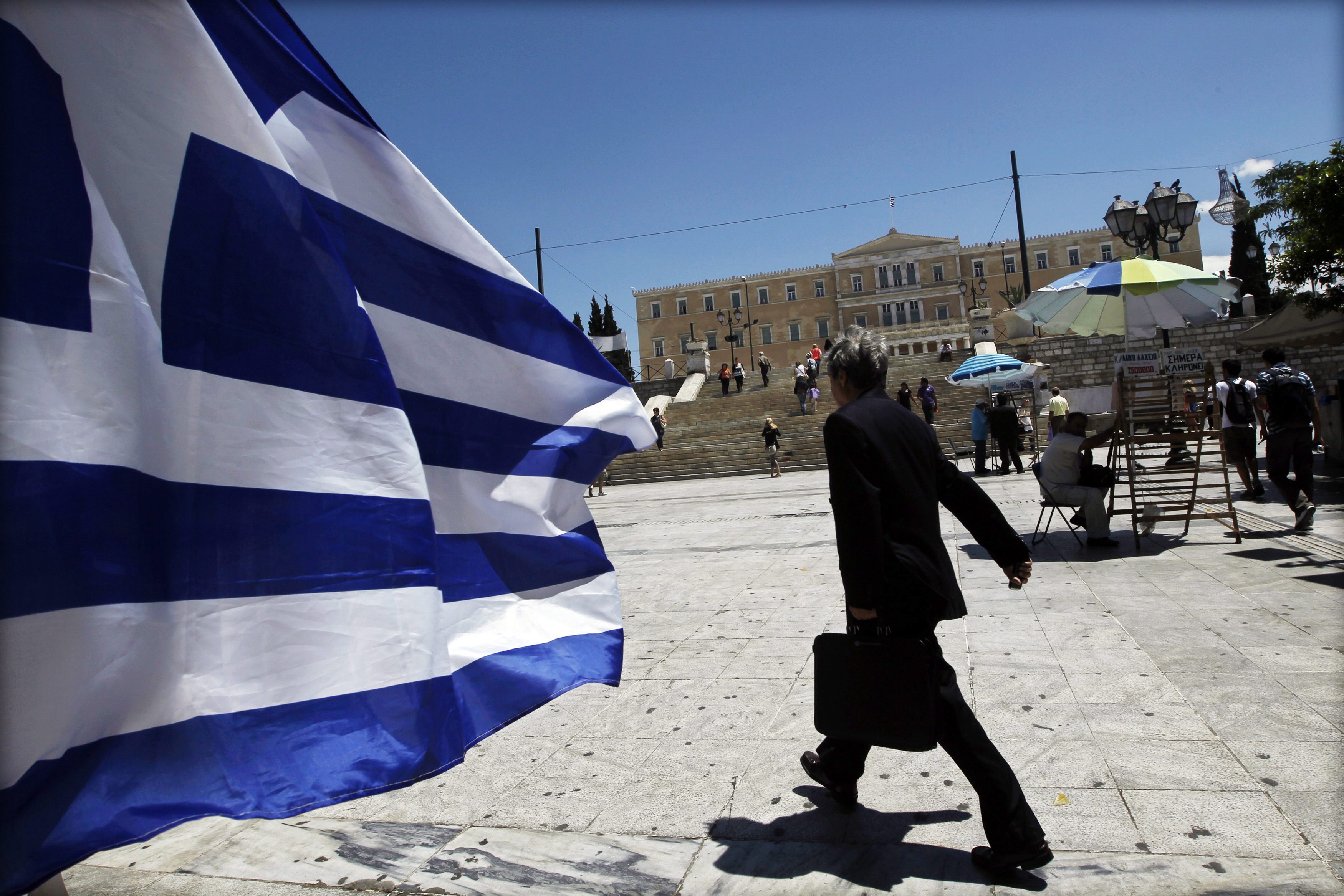 Гърци си спестили 28 млрд. евро данък от доходите