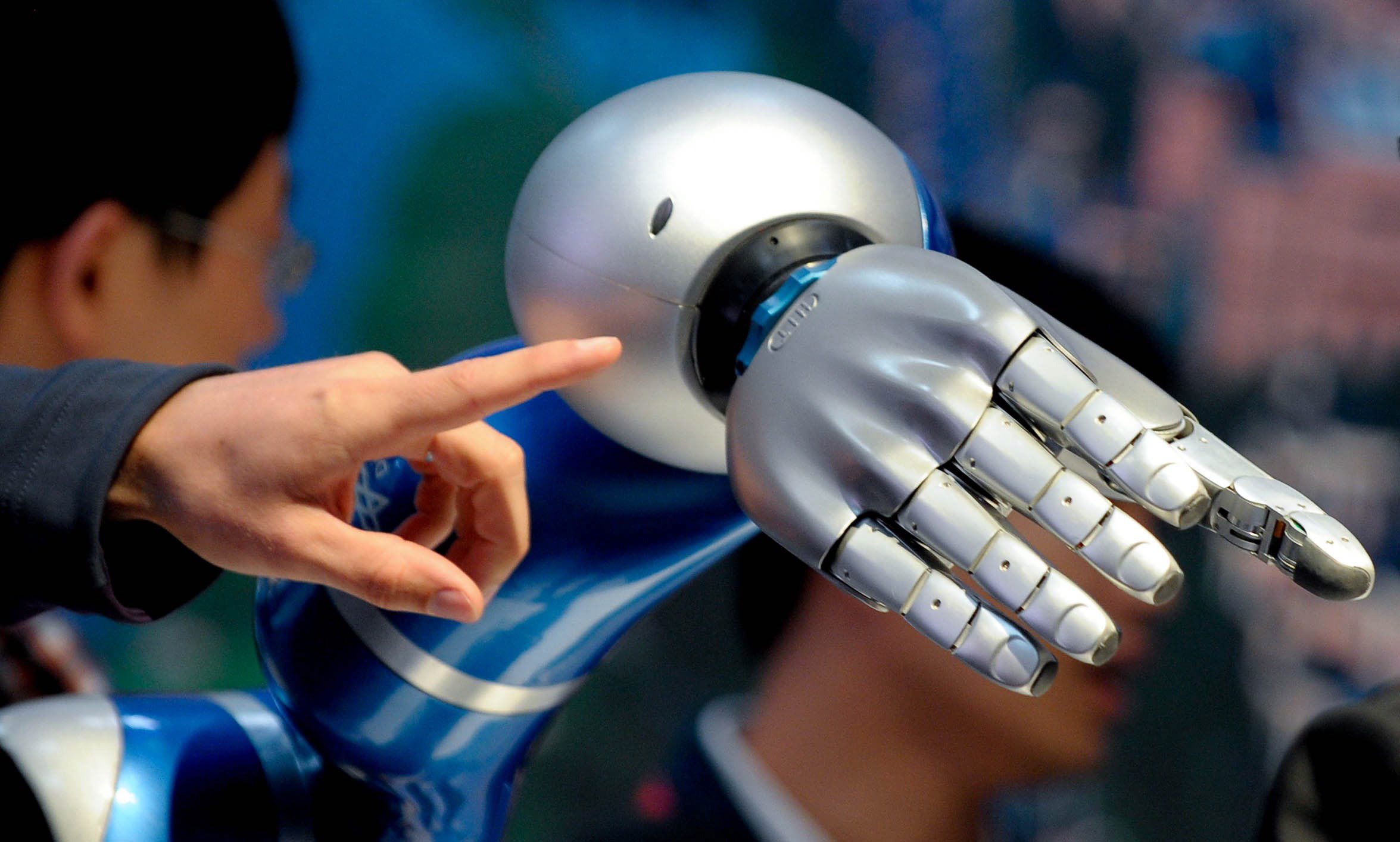 Бионична ръка предава усещането за допир (видео)