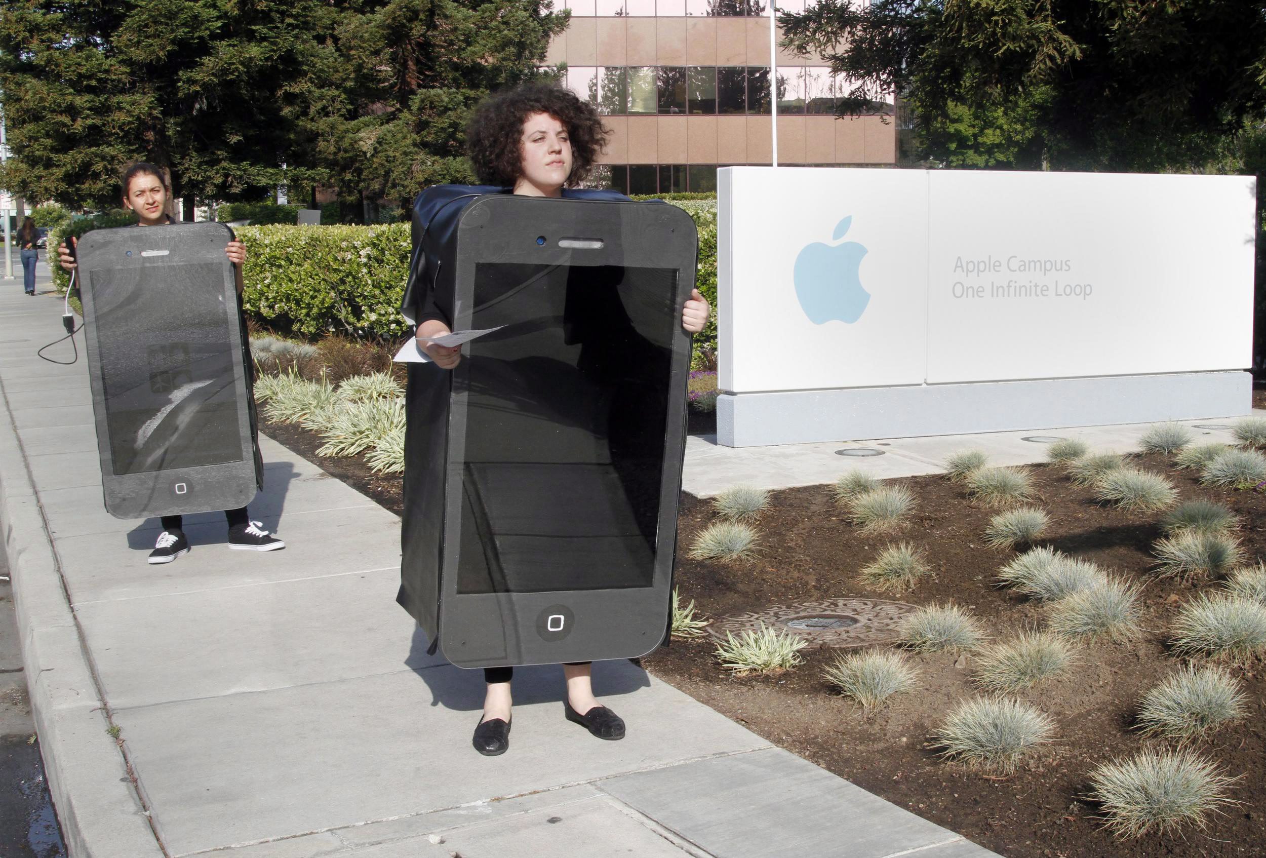 Активисти на Грийнпийс протестират пред централата на Apple