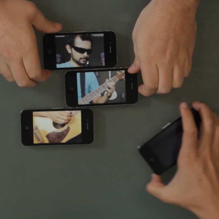 Удивителен пъзел с четири iPhone-a (видео)