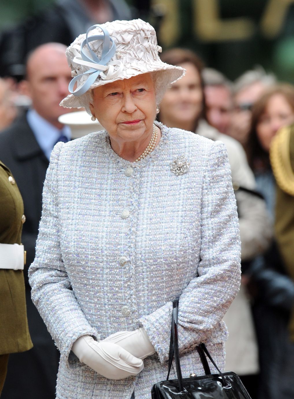 Британската кралица коментира, че  финансовите кризи наистина ”не могат лесно да бъдат прогнозирани”