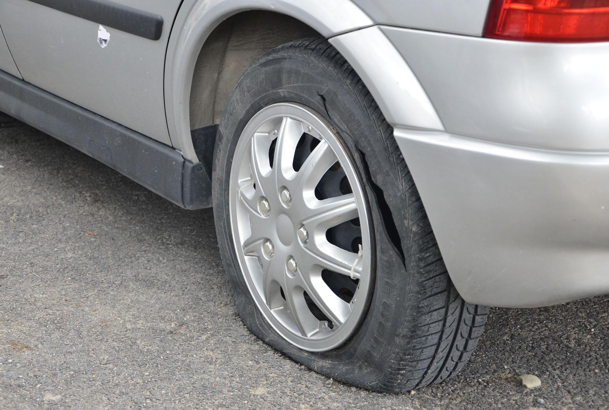 30 коли в столичен квартал осъмнали с нарязани гуми