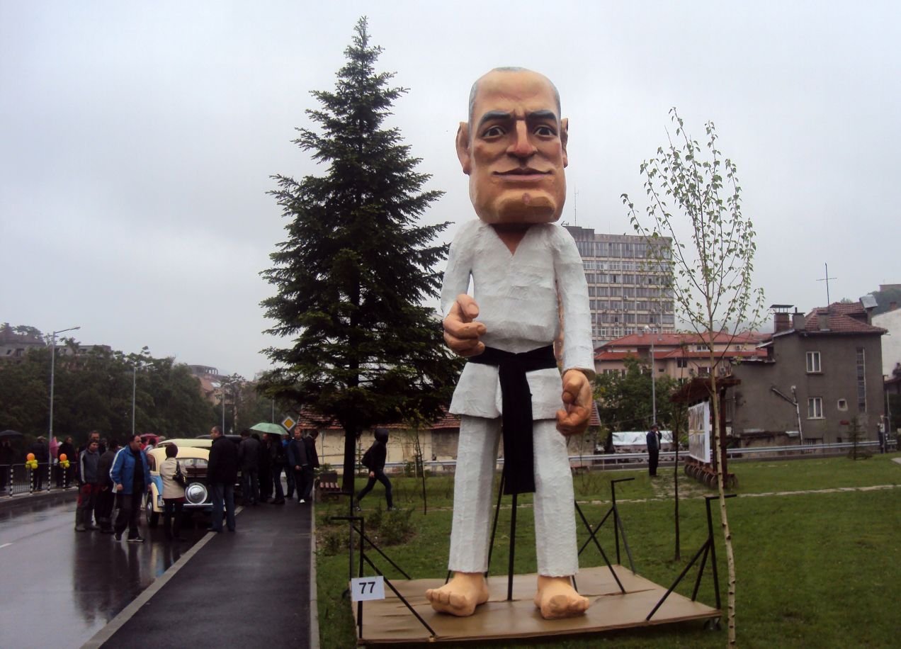 Габрово посрещна Борисов с негова статуя-карикатура