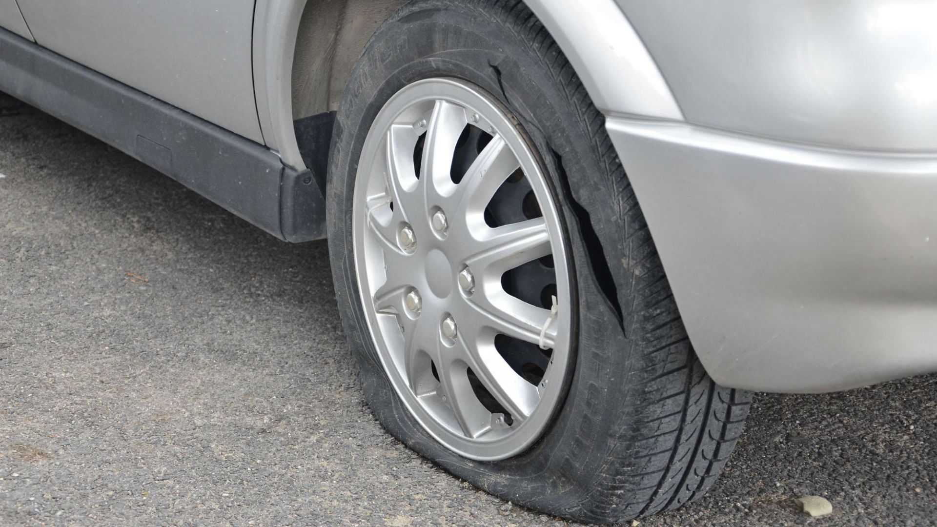 Спукаха гумите и надраскаха автомобил БМВ в Русе съобщиха от