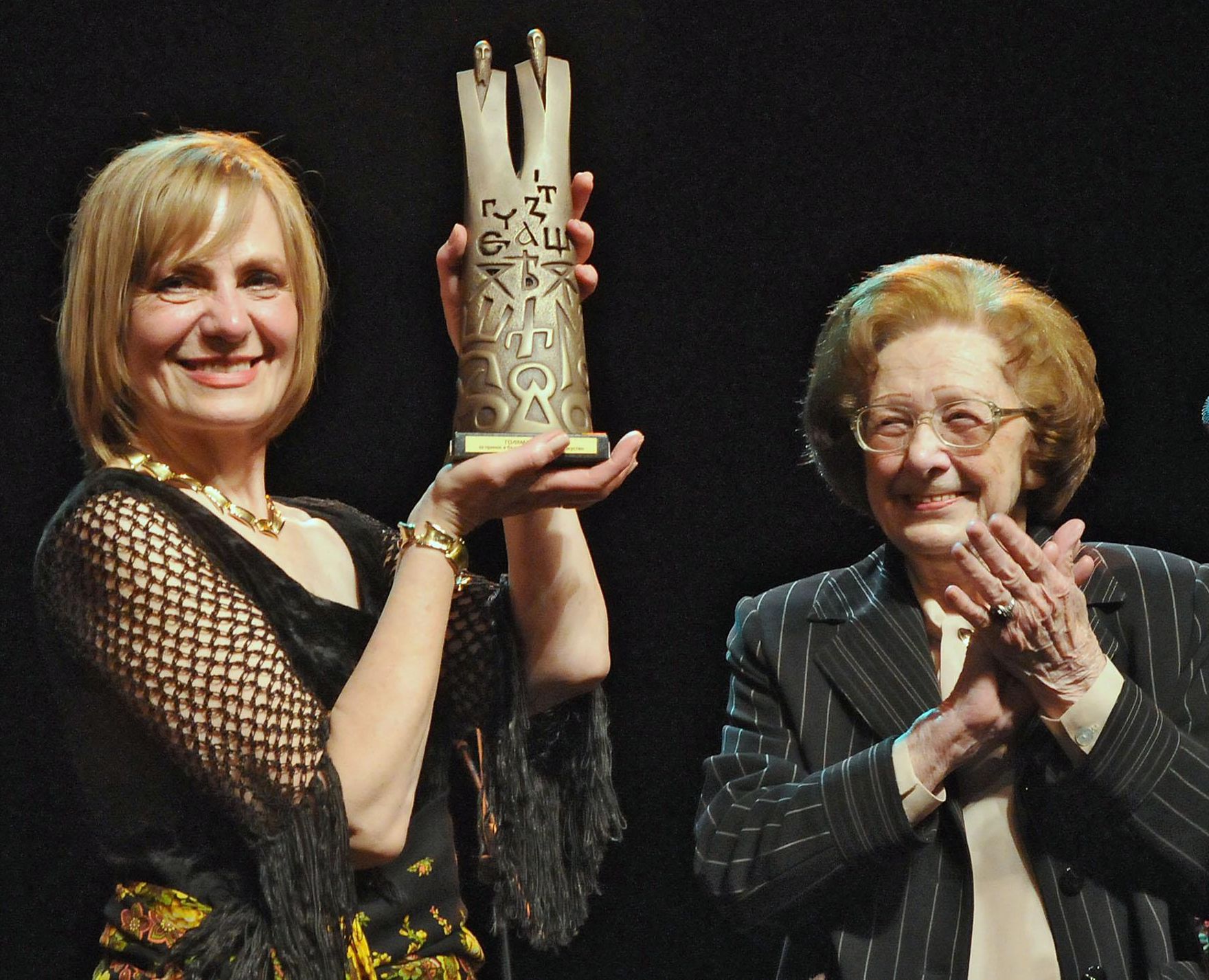 Йълдъз Ибрахимова получава Голямата награда на „Салона но изкуствата” 2012 от Леда Милева