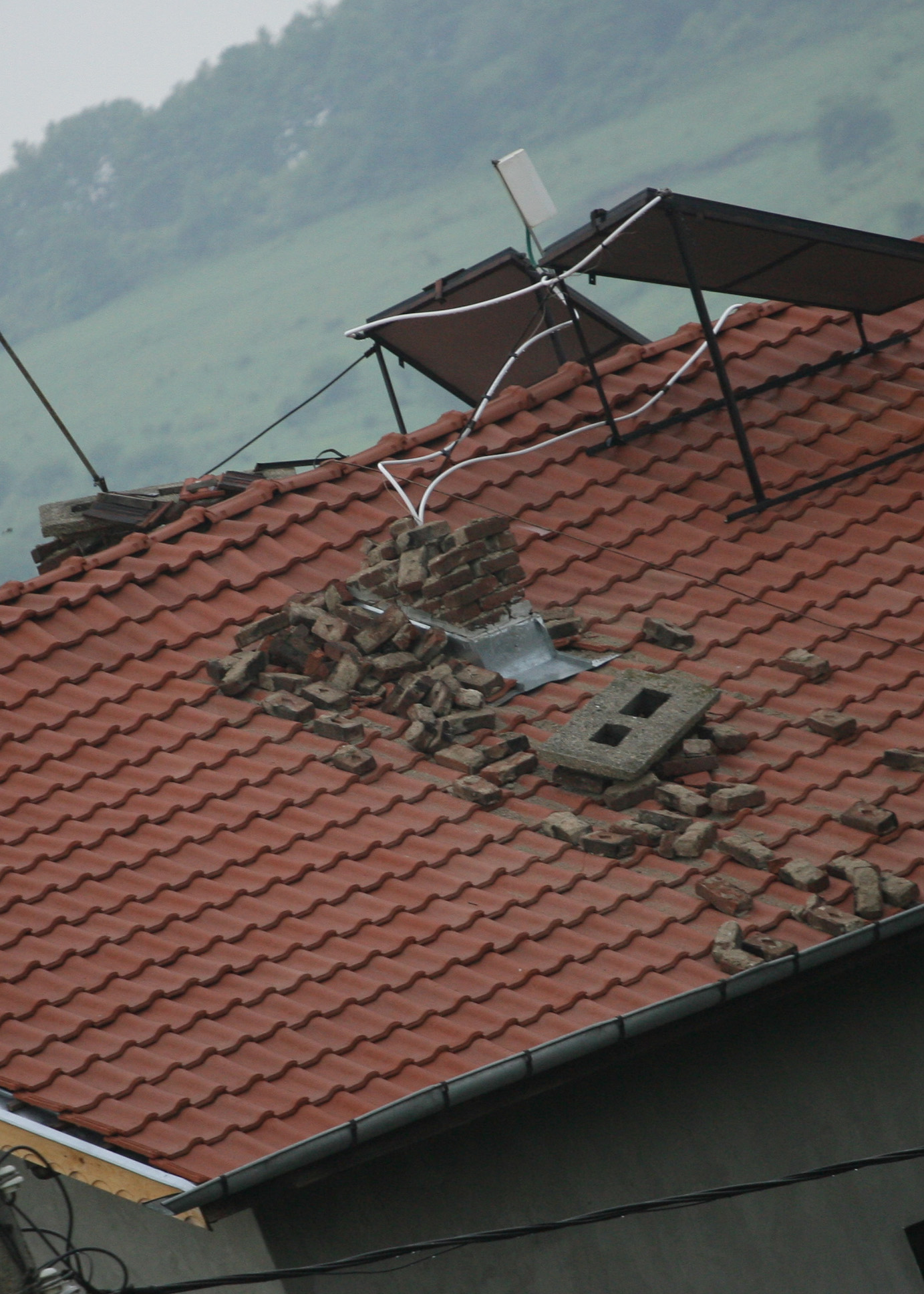 Земетресението от близо 6 по Рихтер събори комини на много къщи