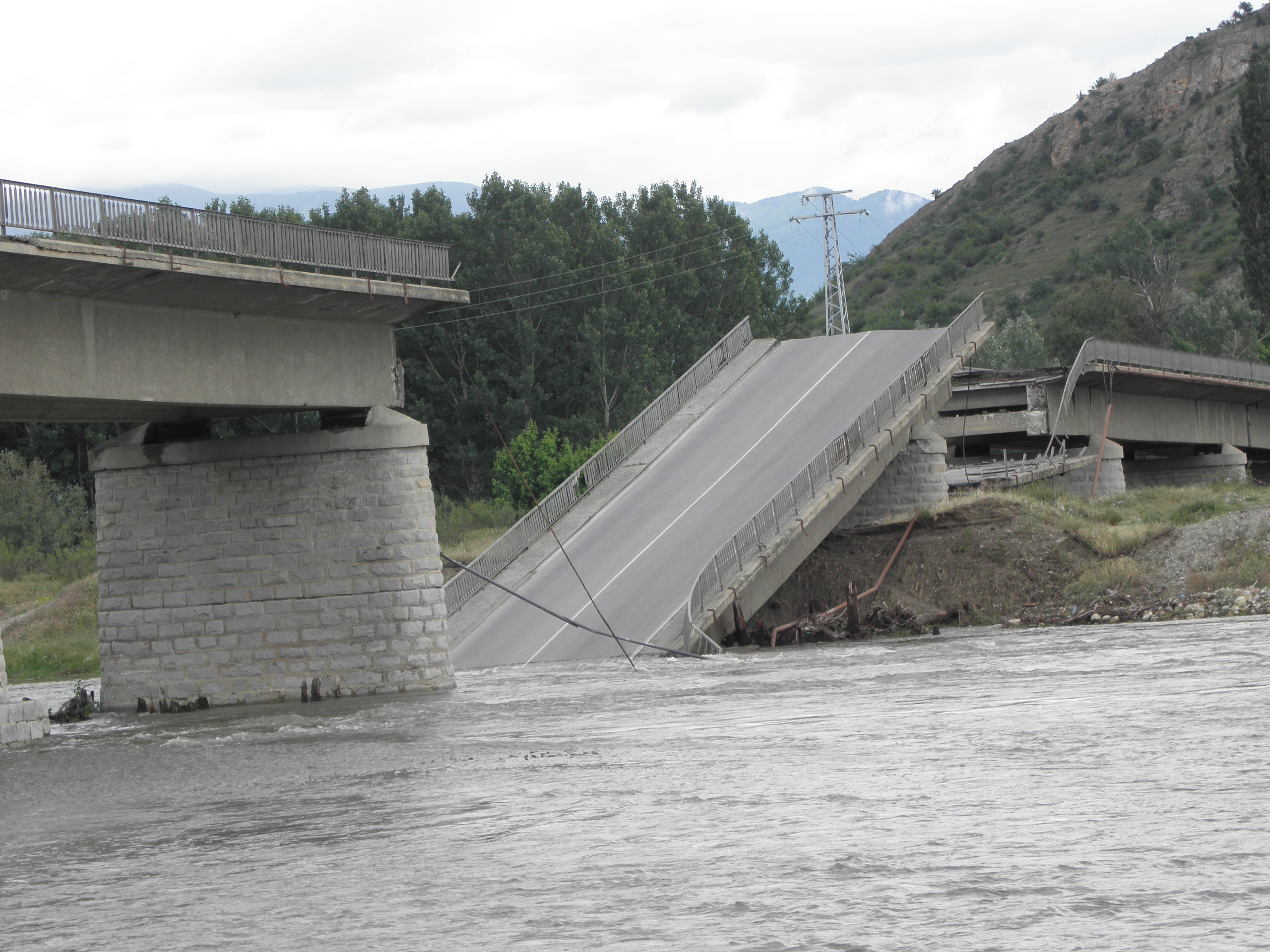Преди седмица се срути мостът над река Струма при петричкото село Рибник