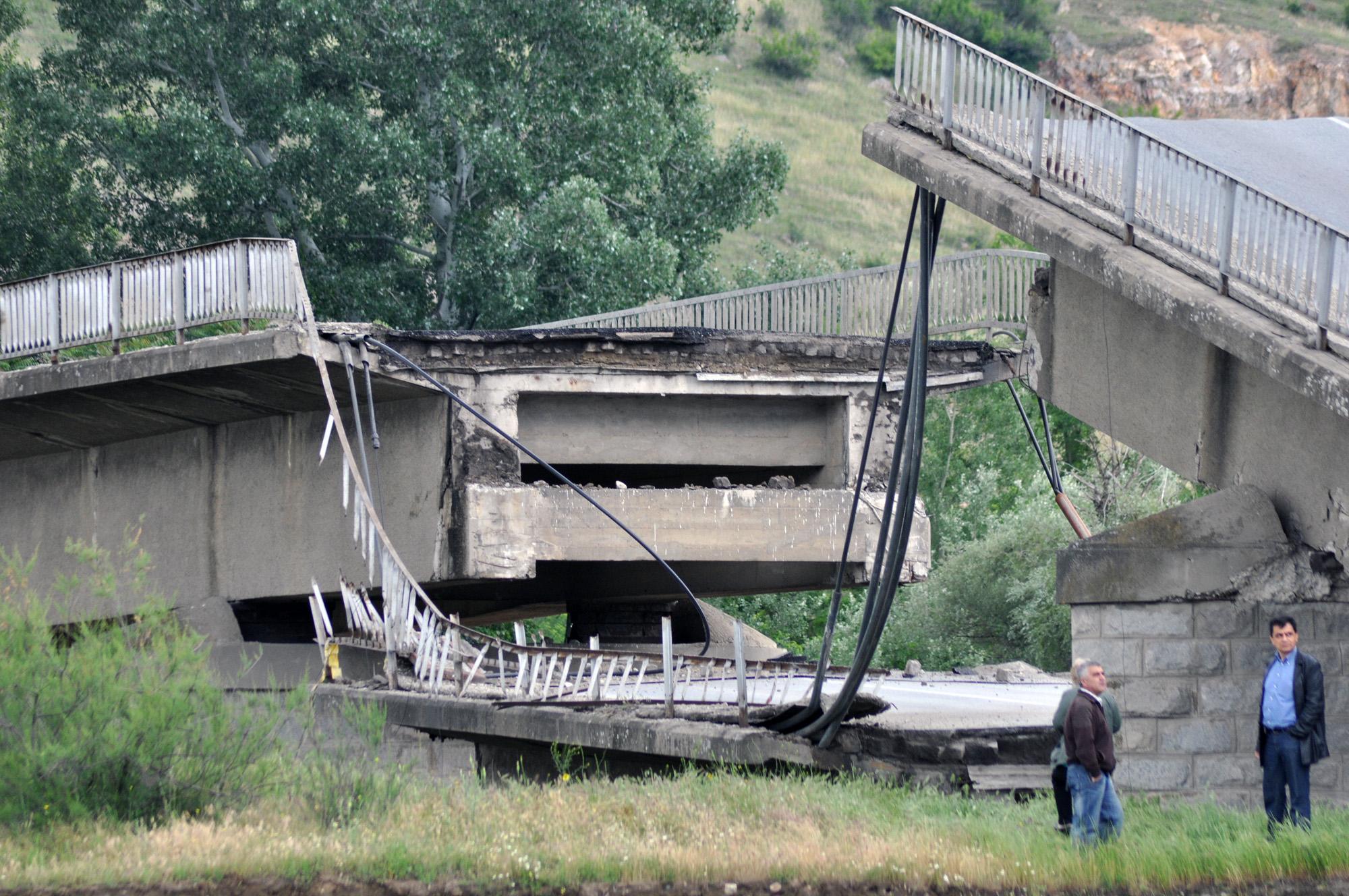 Мостът над Струма се е срутил заради подкопани основи