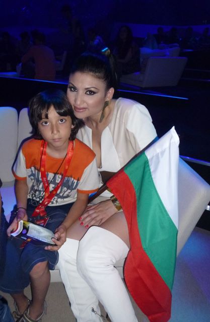 Софи Маринова със сина си Лоренцо в Баку