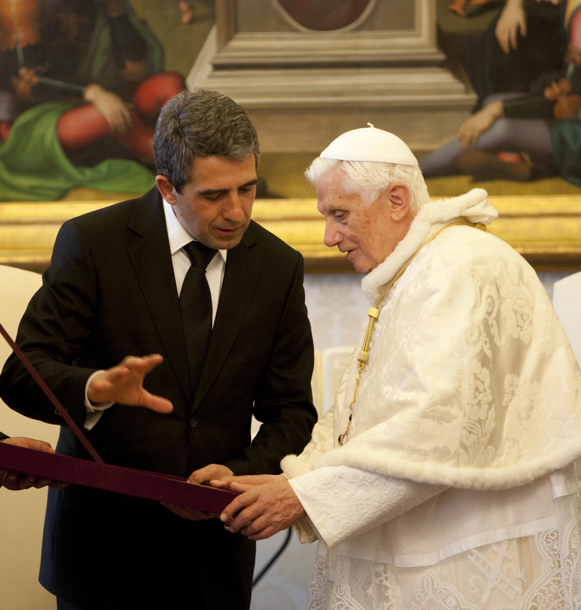 Президентът Росен Плевнелиев е подновил поканата към папа Бенедикт XVI да посети България