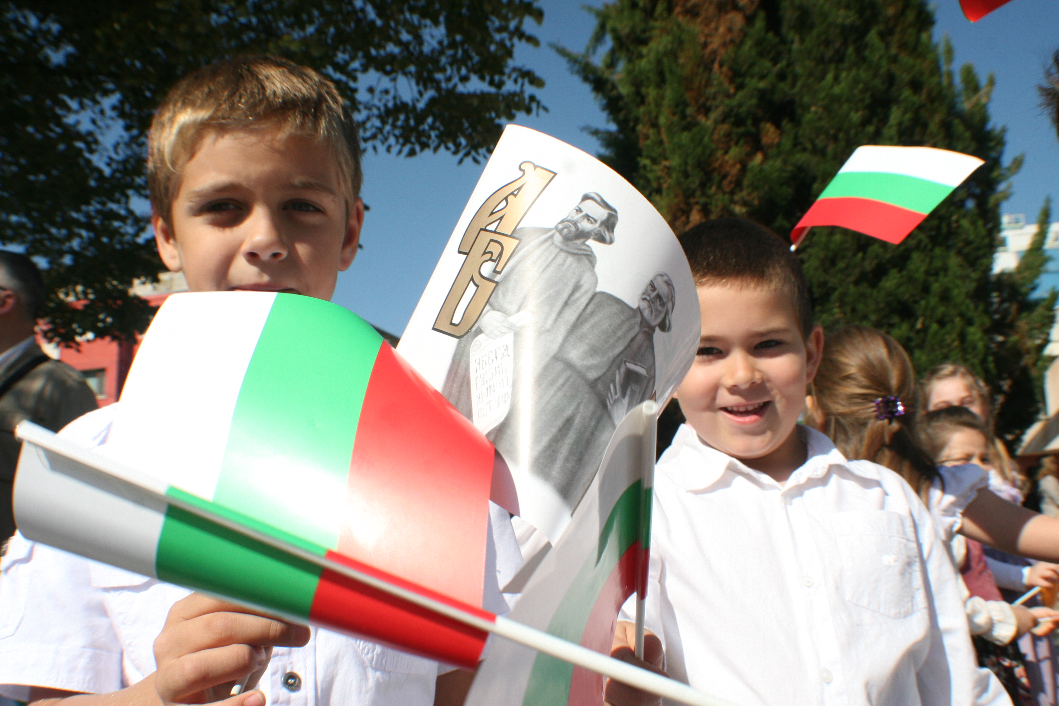 Близо 8000 ученици учители деца културни дейци студенти се очаква