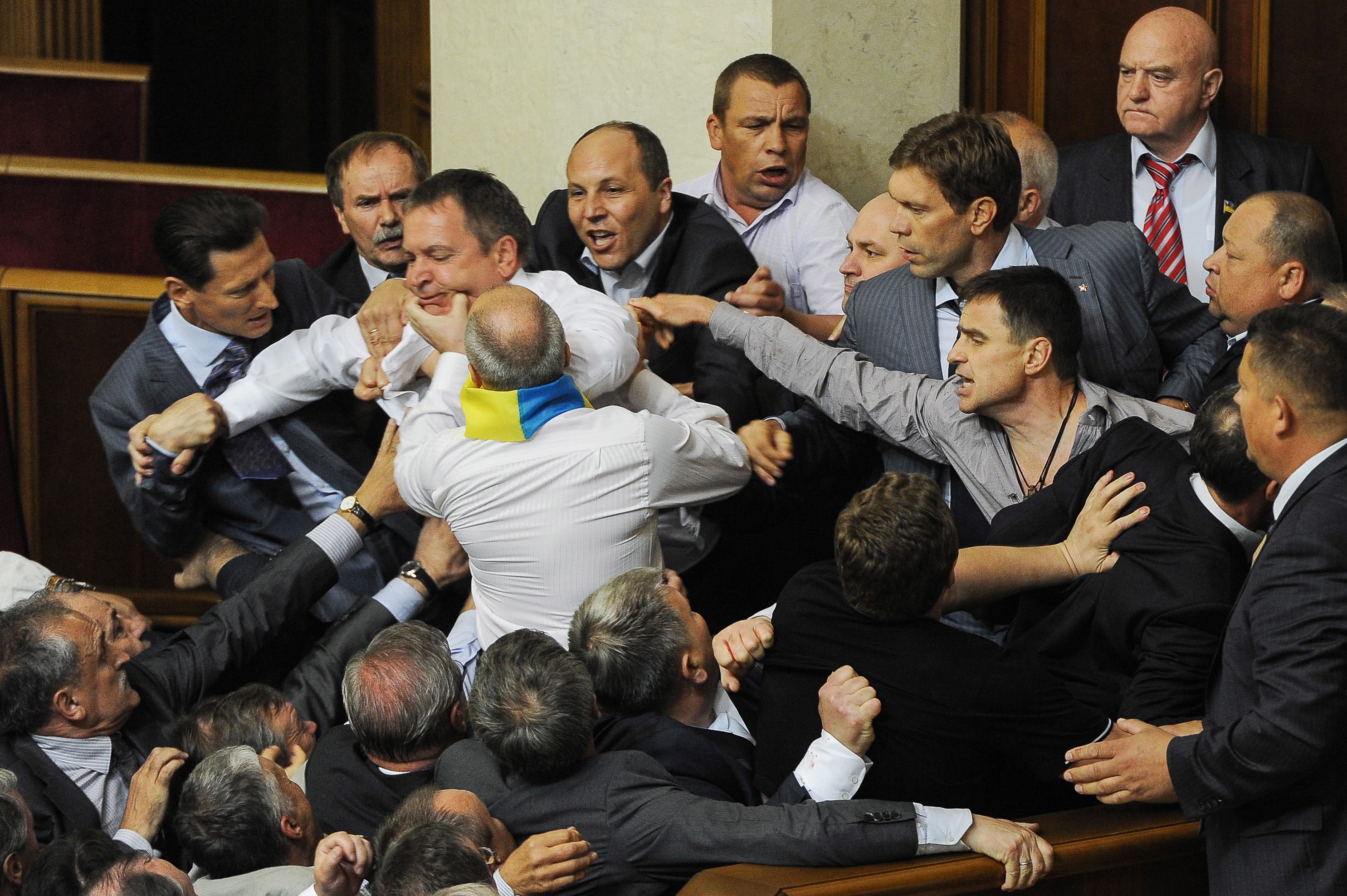 Украински депутати се сбиха заради руския език