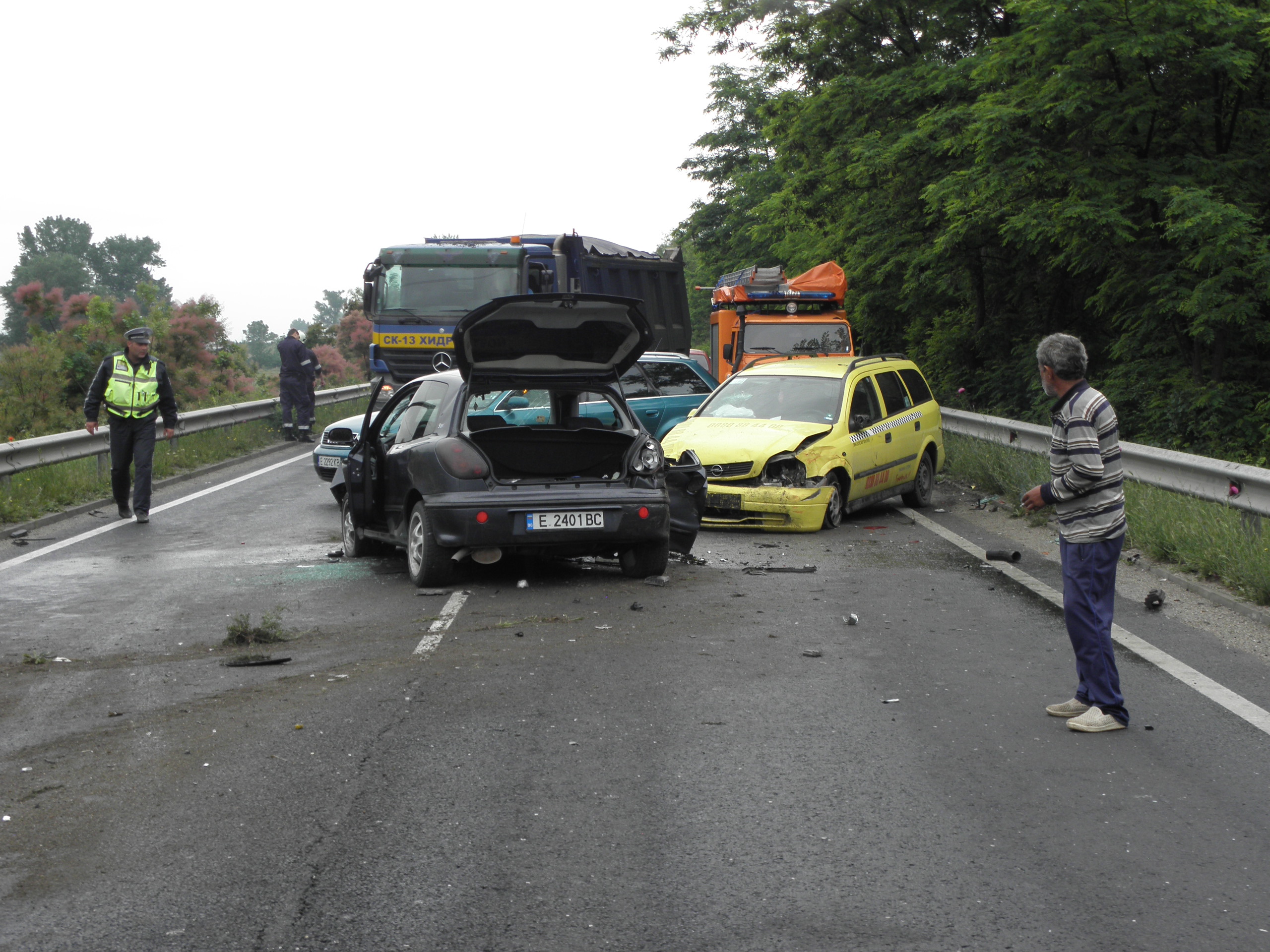 Катастрофата, в която са се ударили фиат ”Браво” и такси, на Главен път Е79 край Благоевград