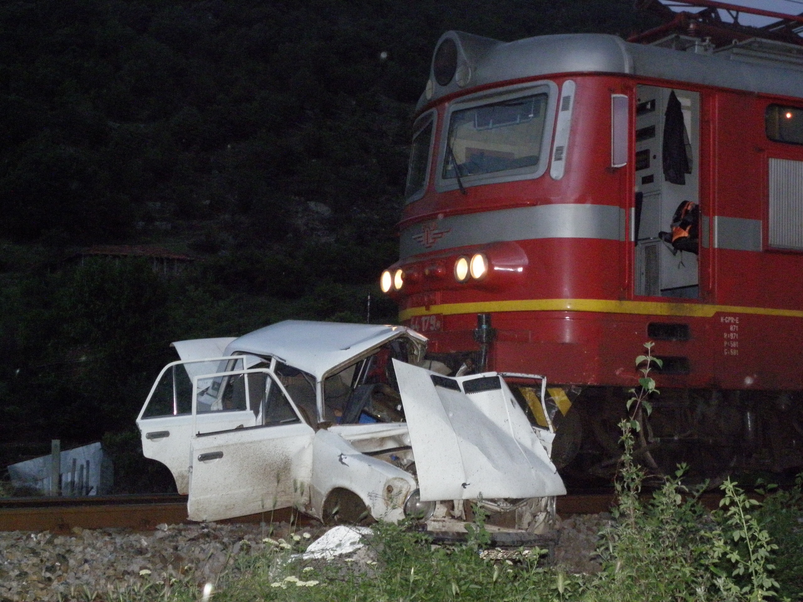 Влак помете кола на прелез и я влачи 150 м, шофьорът загина