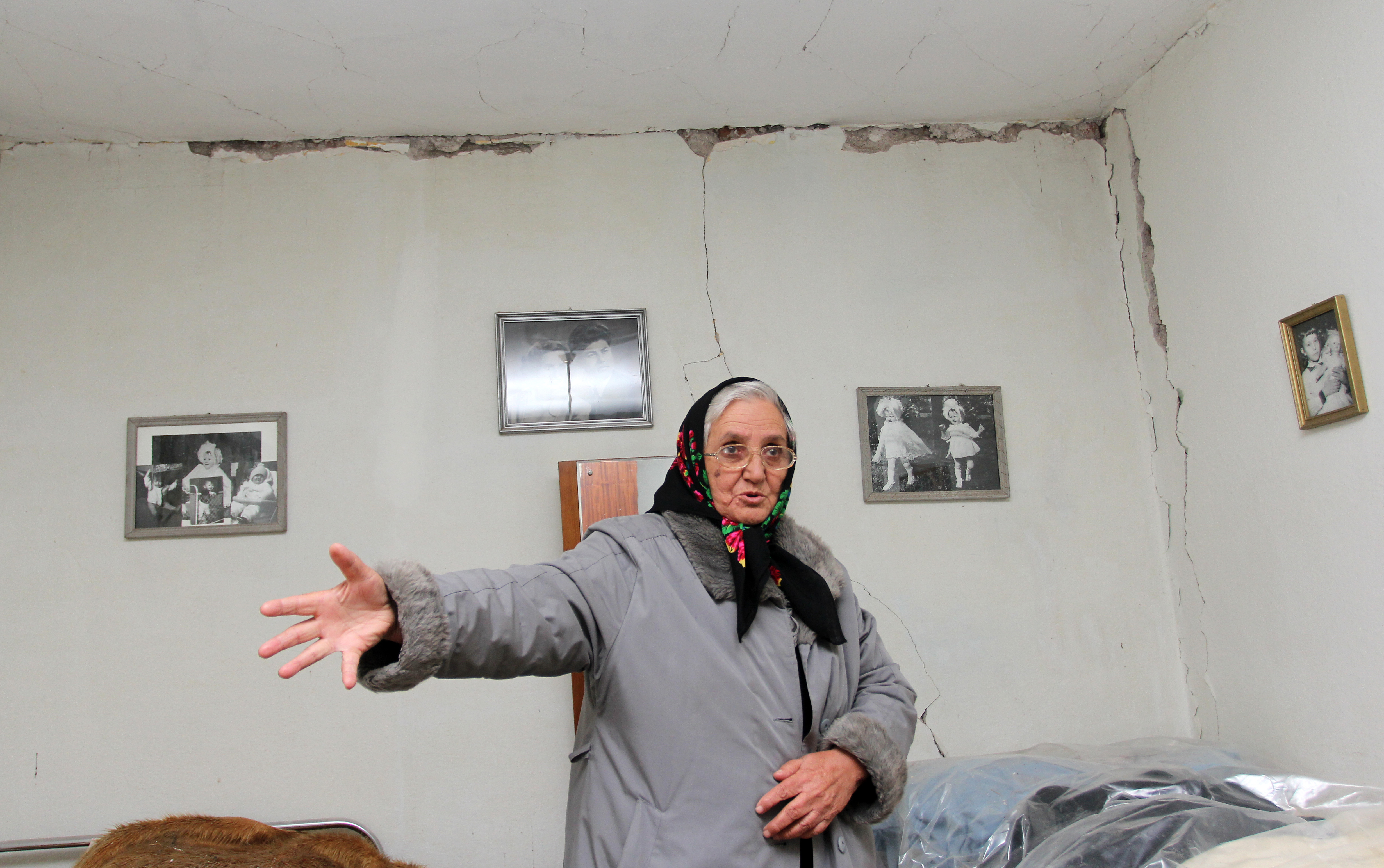 Жителка на гр. Батановци, Пернишко, показва щетите от мощния земен трус от 22 май