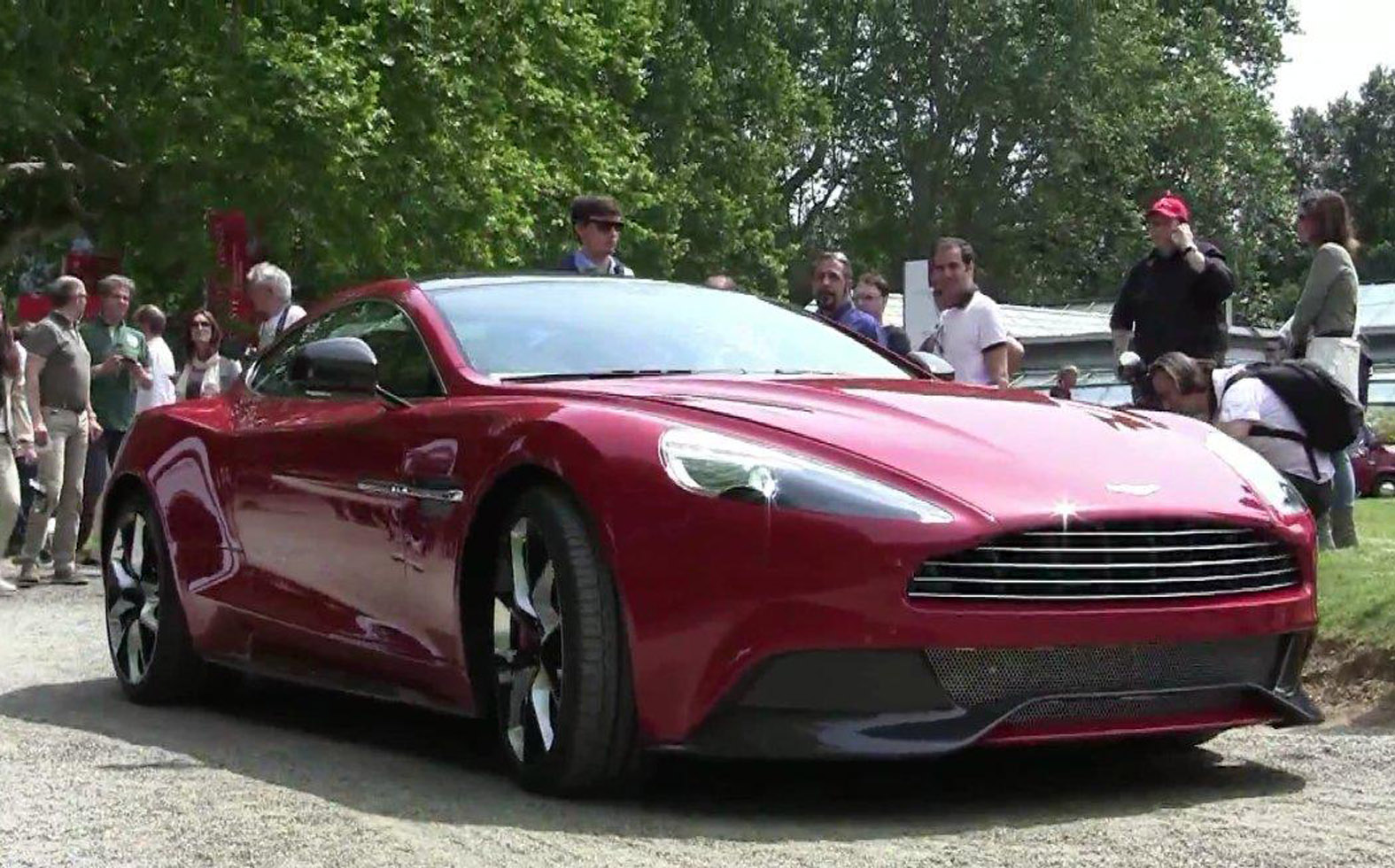 Aston Martin показа какво да очакваме от следващия DBS (видео)