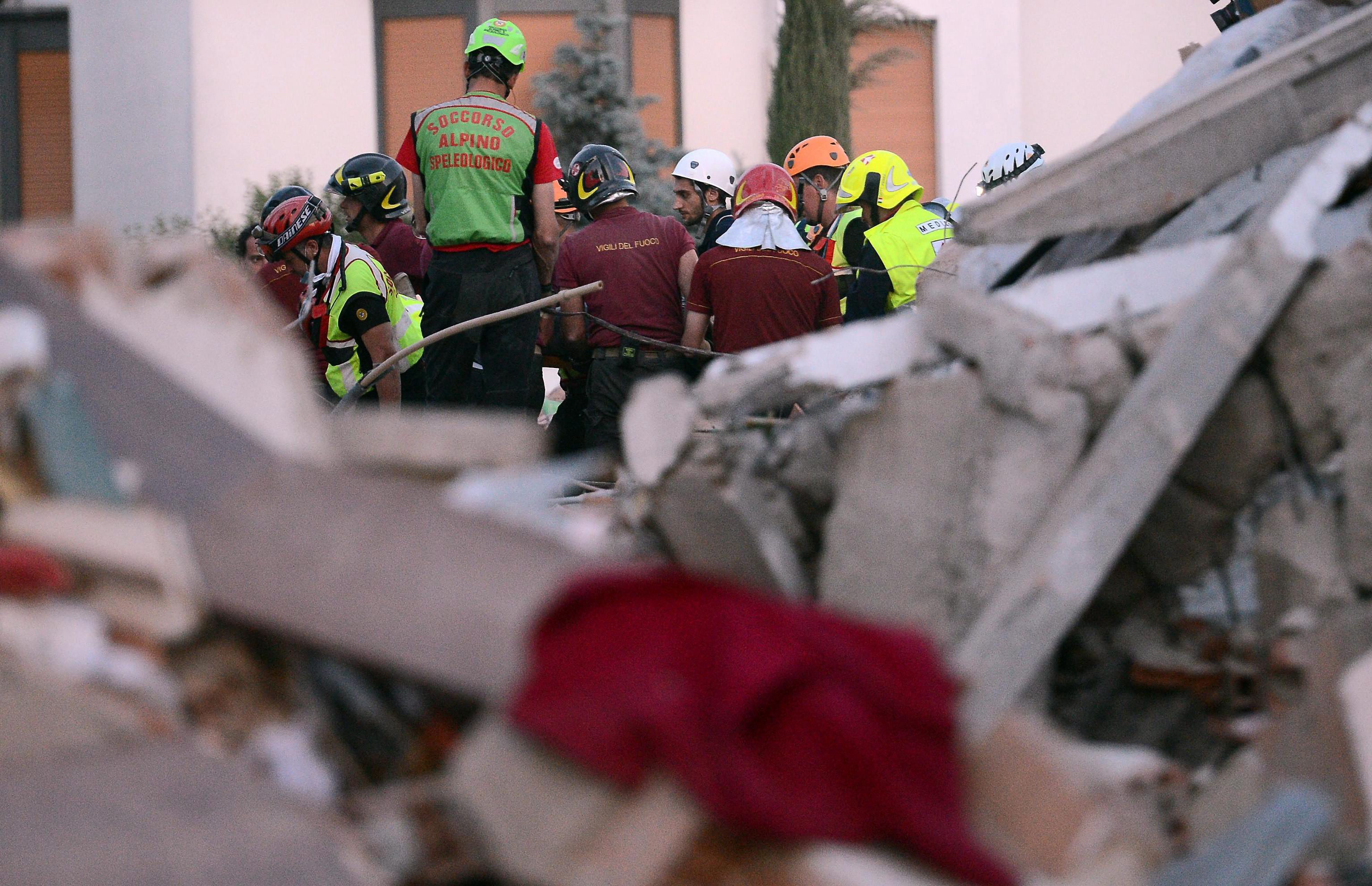 Расте броят на жертвите в Италия, спасиха жена след 12 ч. под руините