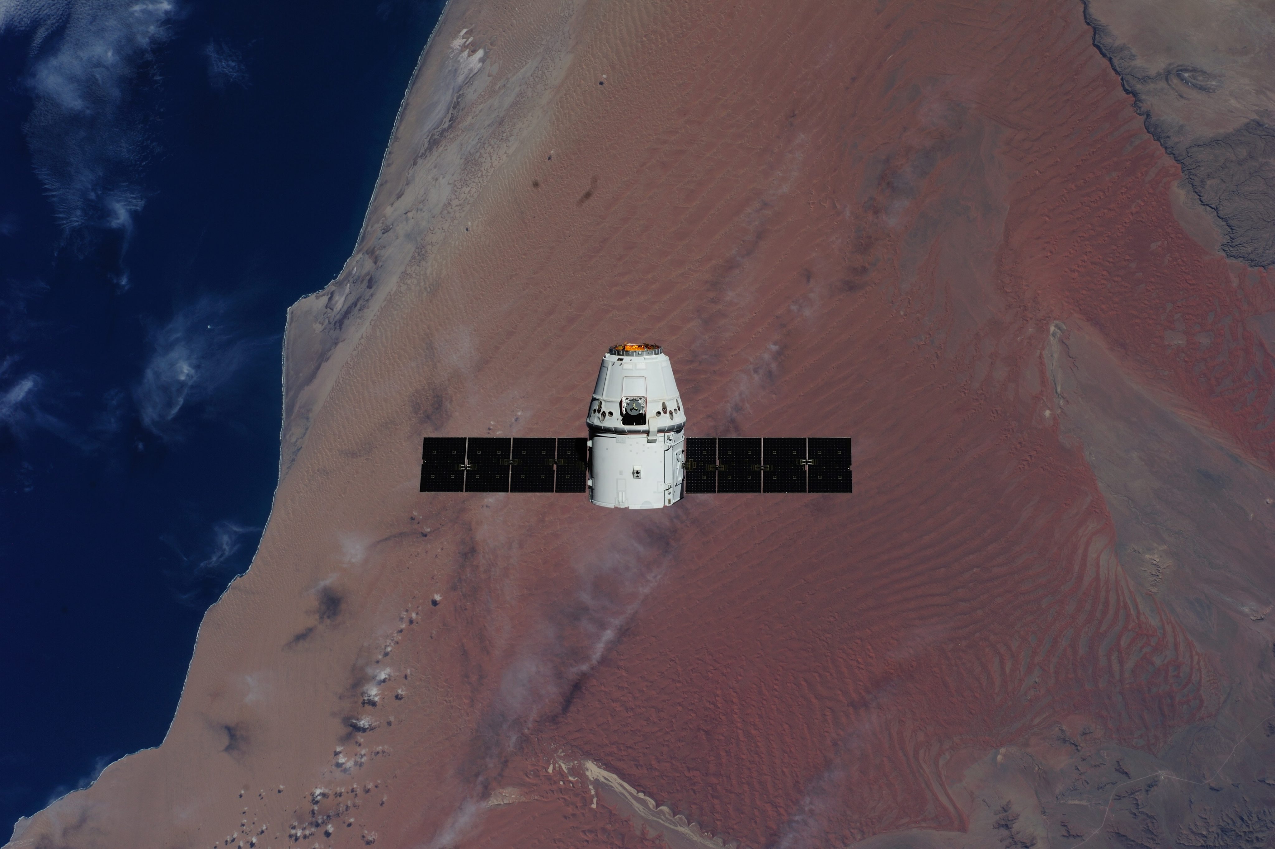 ”Дракон” с първи търговски полет към МКС през октомври