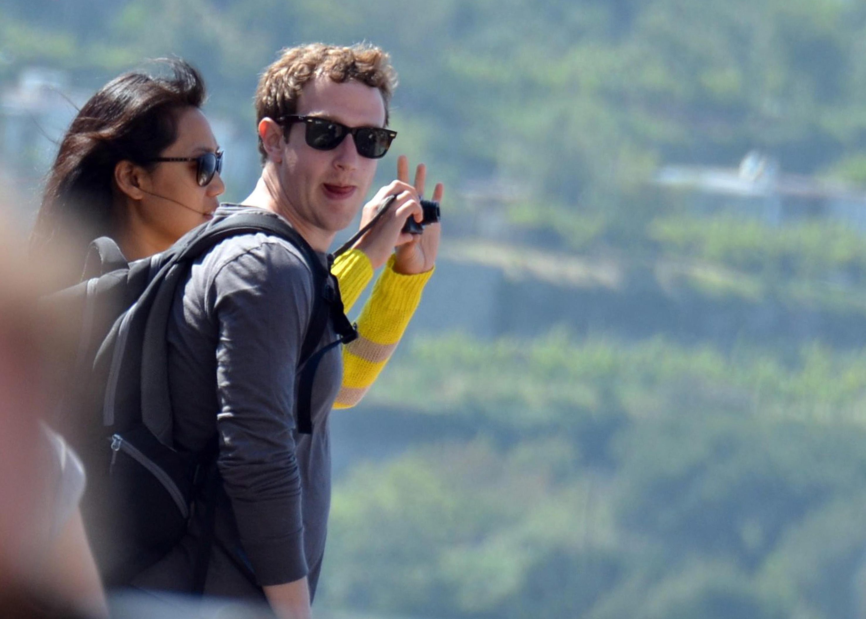 Основателят на Facebook Марк Зукърбърг с жена си - Присила Чан
