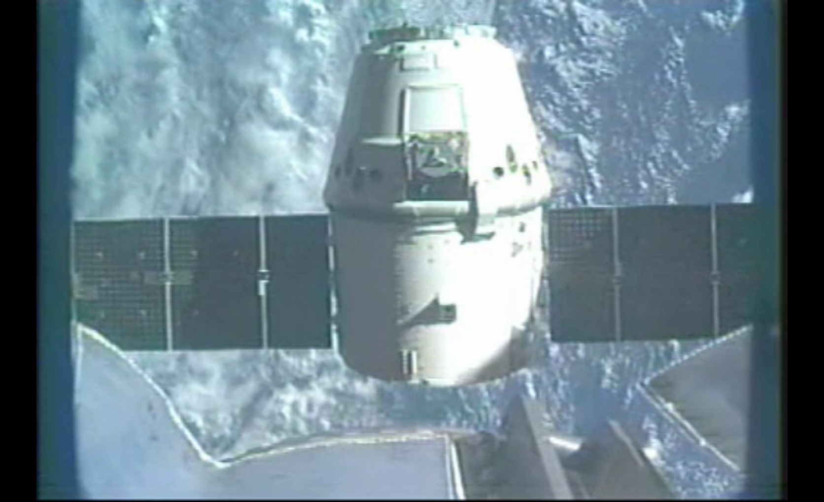 Товарният космически кораб „Дракон” се приводни в Тихия океан край бреговете на щата Калифорния