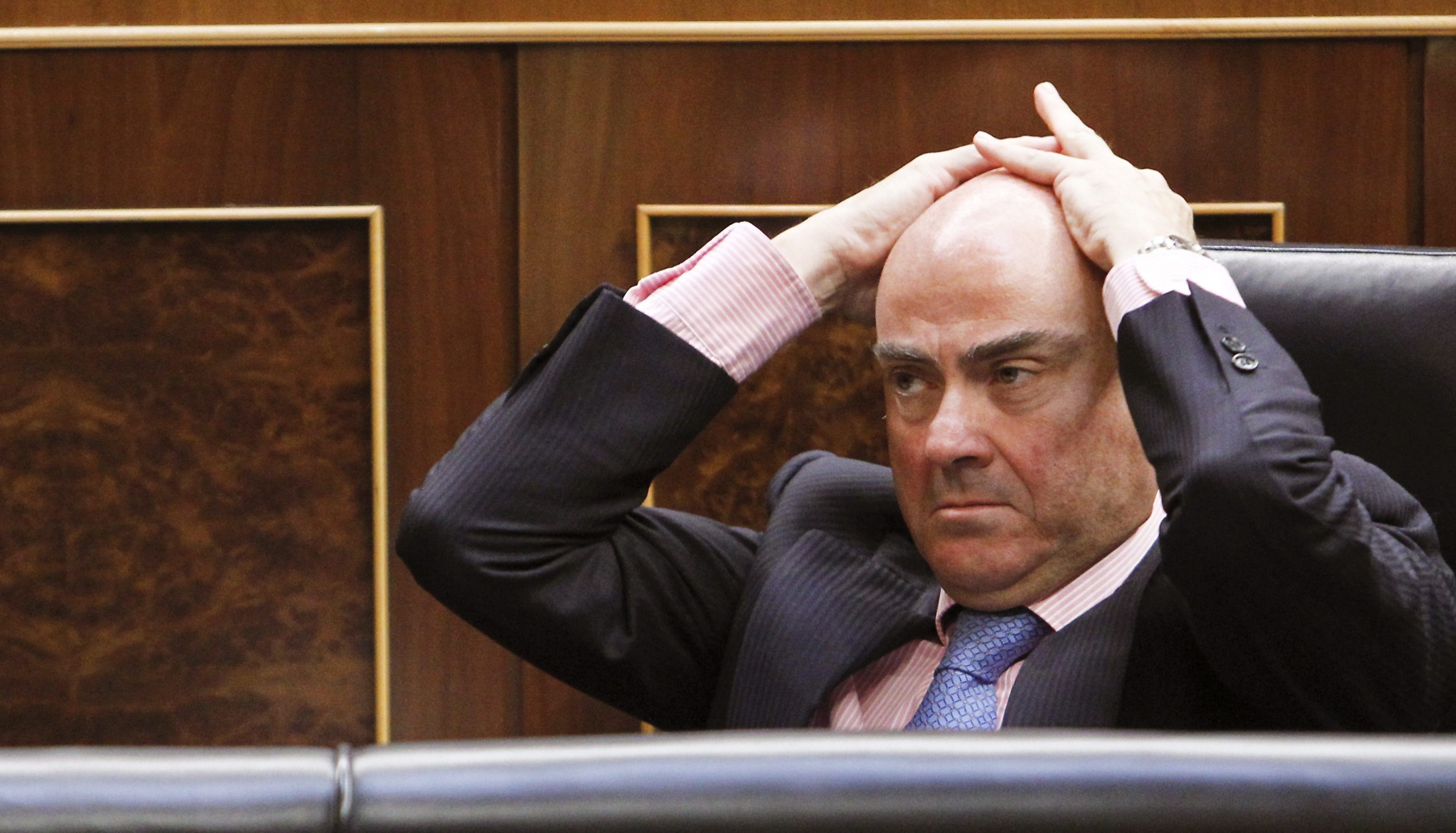 Министърът на икономиката на Испания Луис де Гиндос е в затруднено положение