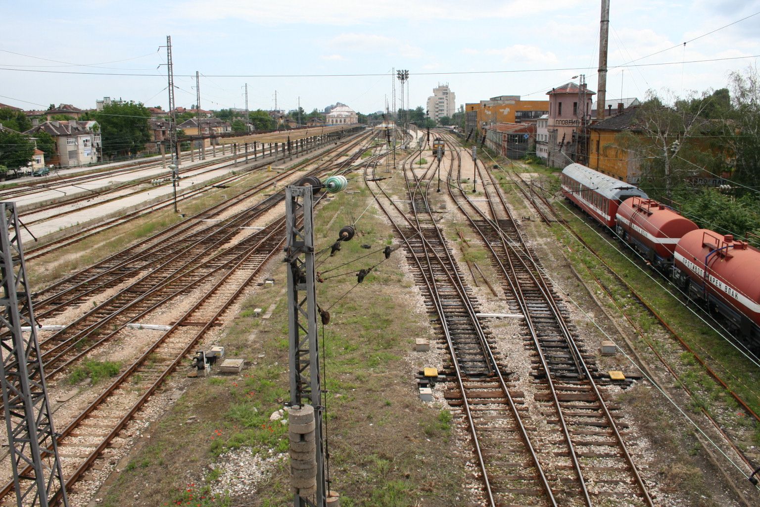 Малко след 10 сутринта на перона в Пловдив бе трудно да се срещне човек