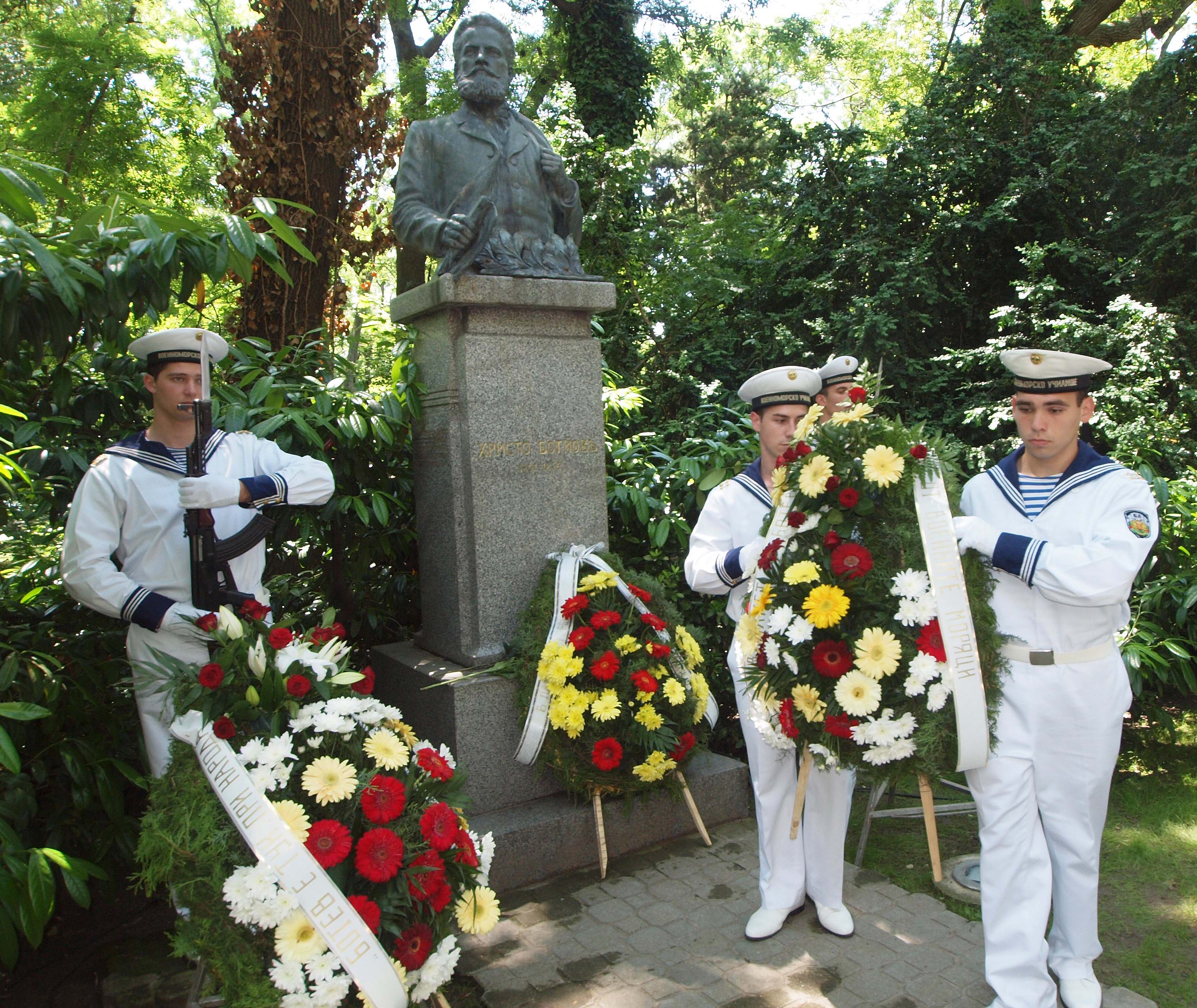 Стотици хора се поклониха пред паметника на Ботев във Варна