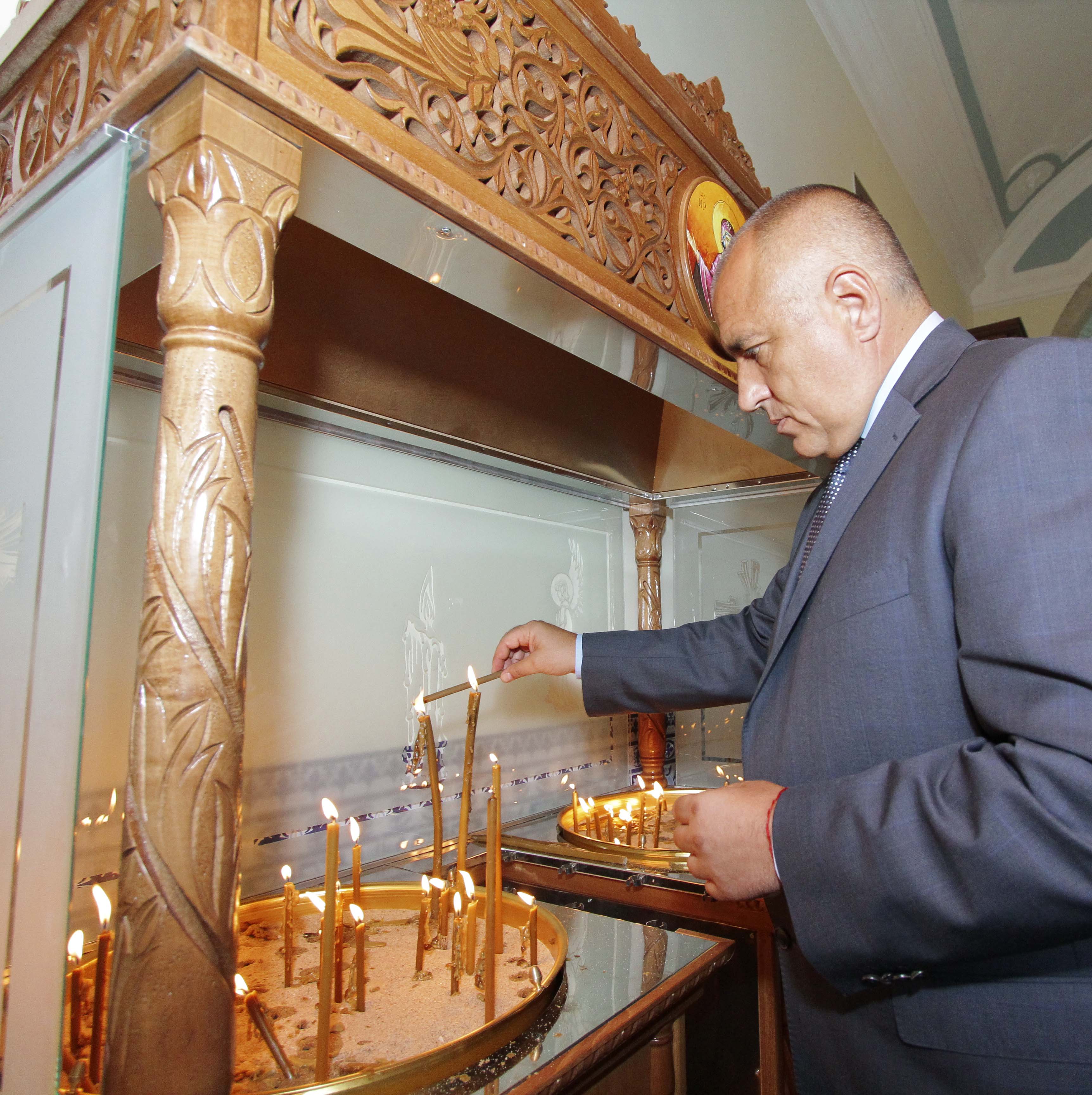 Бойко Борисов пали свещ в българската църква