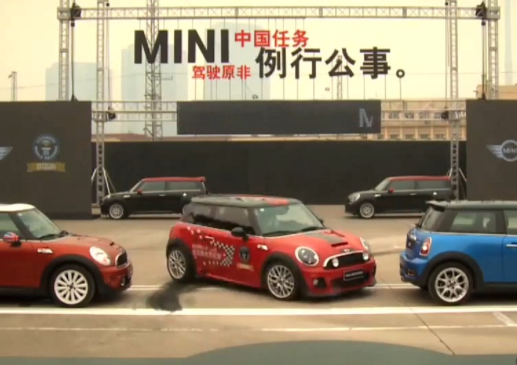 Нов световен рекорд за успоредно паркиране (видео)