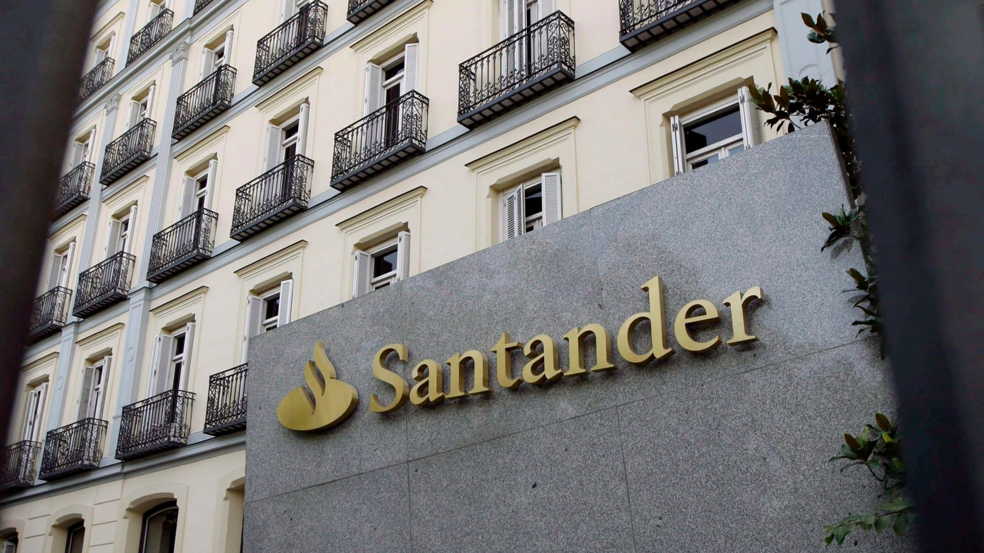 Испанската банка Сантандер съкращава 3700 работни места