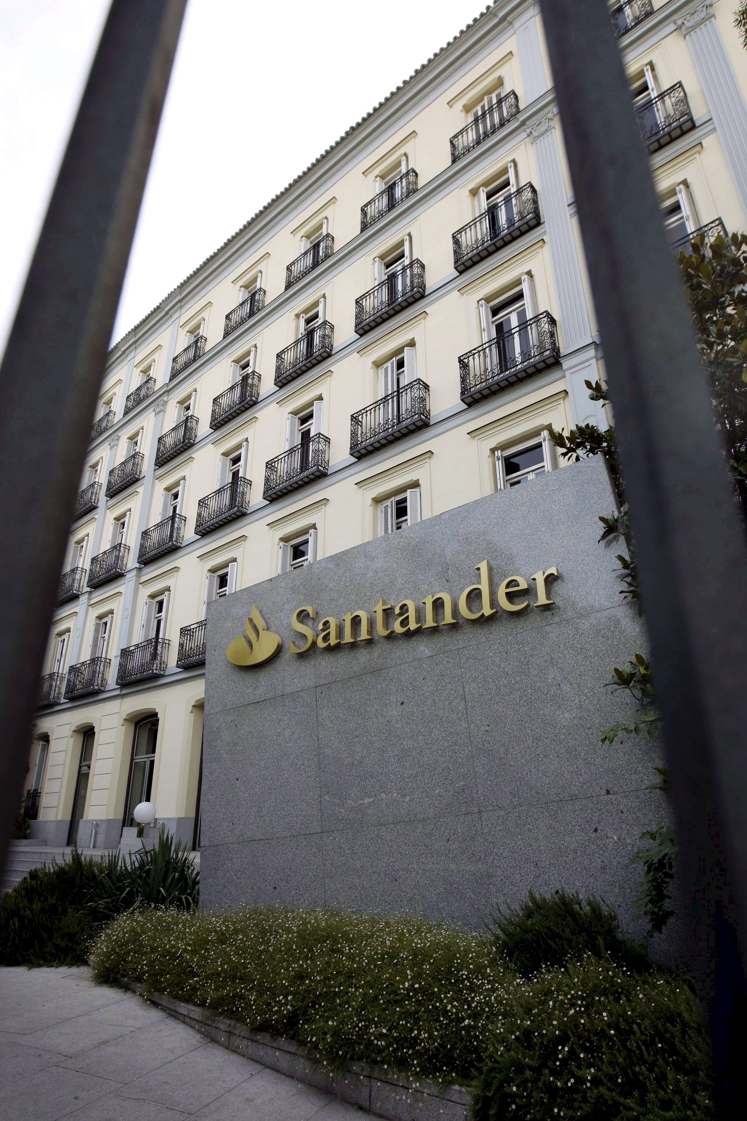 Испанската банка Сантандер съкращава 3700 работни места