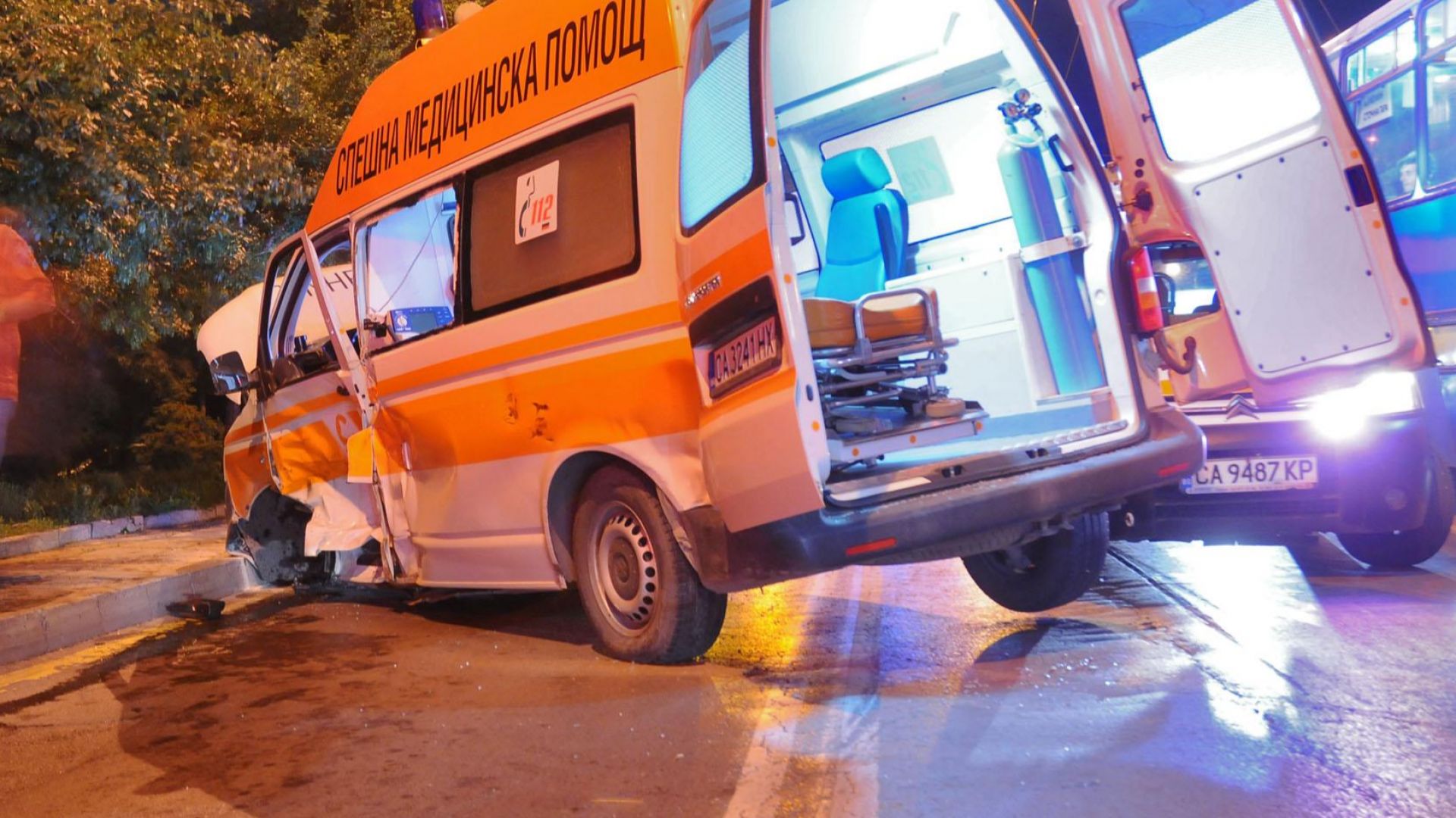 Петима души са пострадали след тежка катастрофа между линейка и