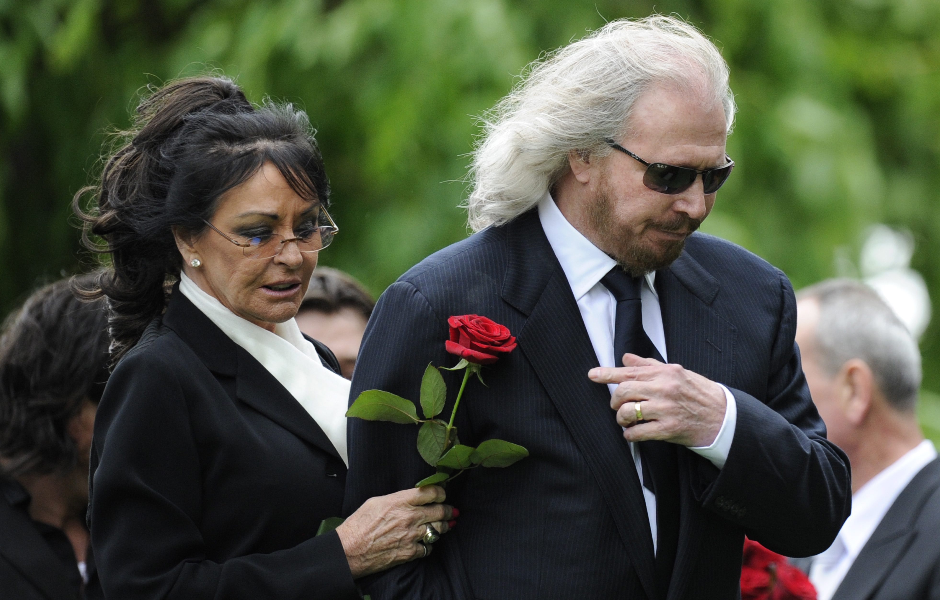 Бари Гиб със съпругата си Линда на погребението на Робин Гиб