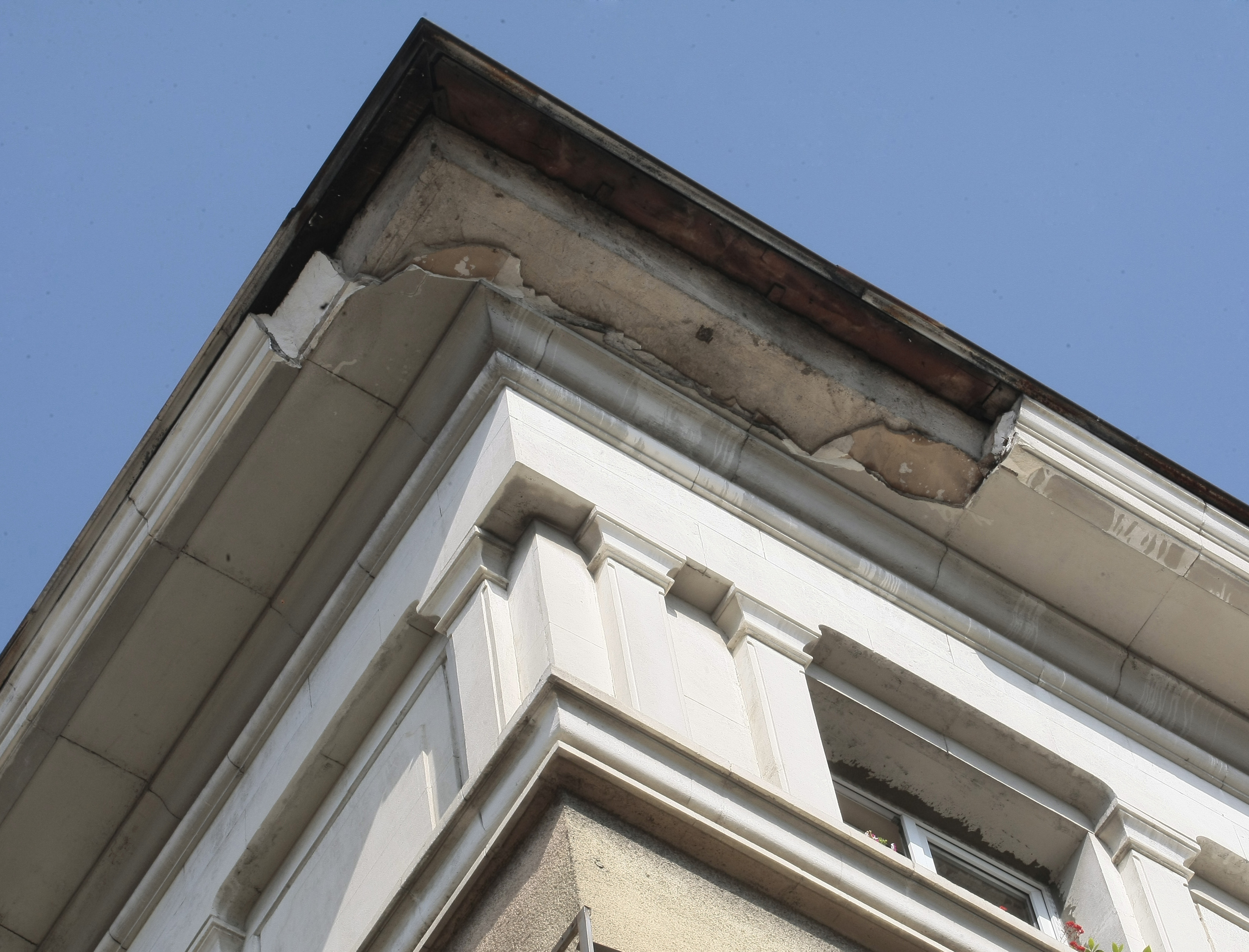Падна част от козирката на сграда в центъра на София