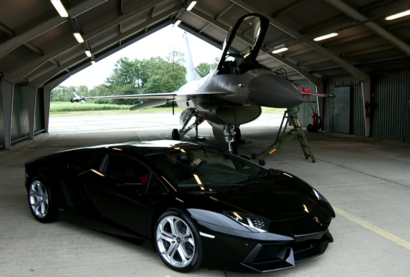 Lamborghini Aventador срещу изтребител (видео)