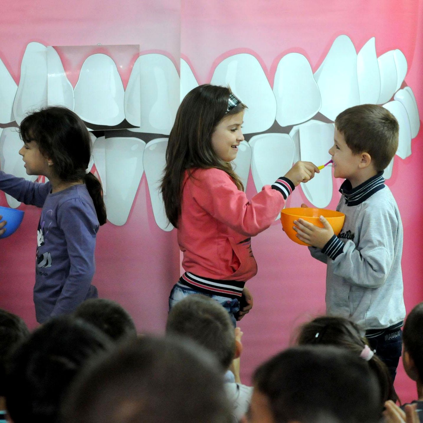 Деца се учат да обичат миенето на зъбите