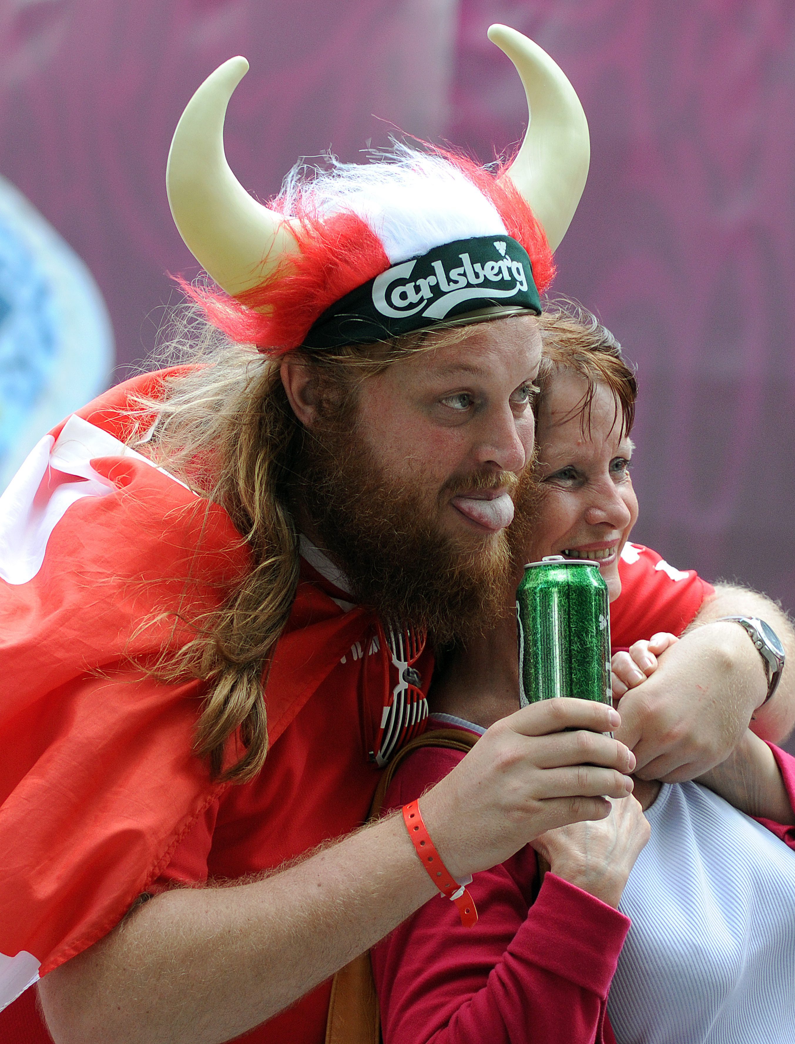 Феновете на Евро 2012 избраха алкохола (снимки)