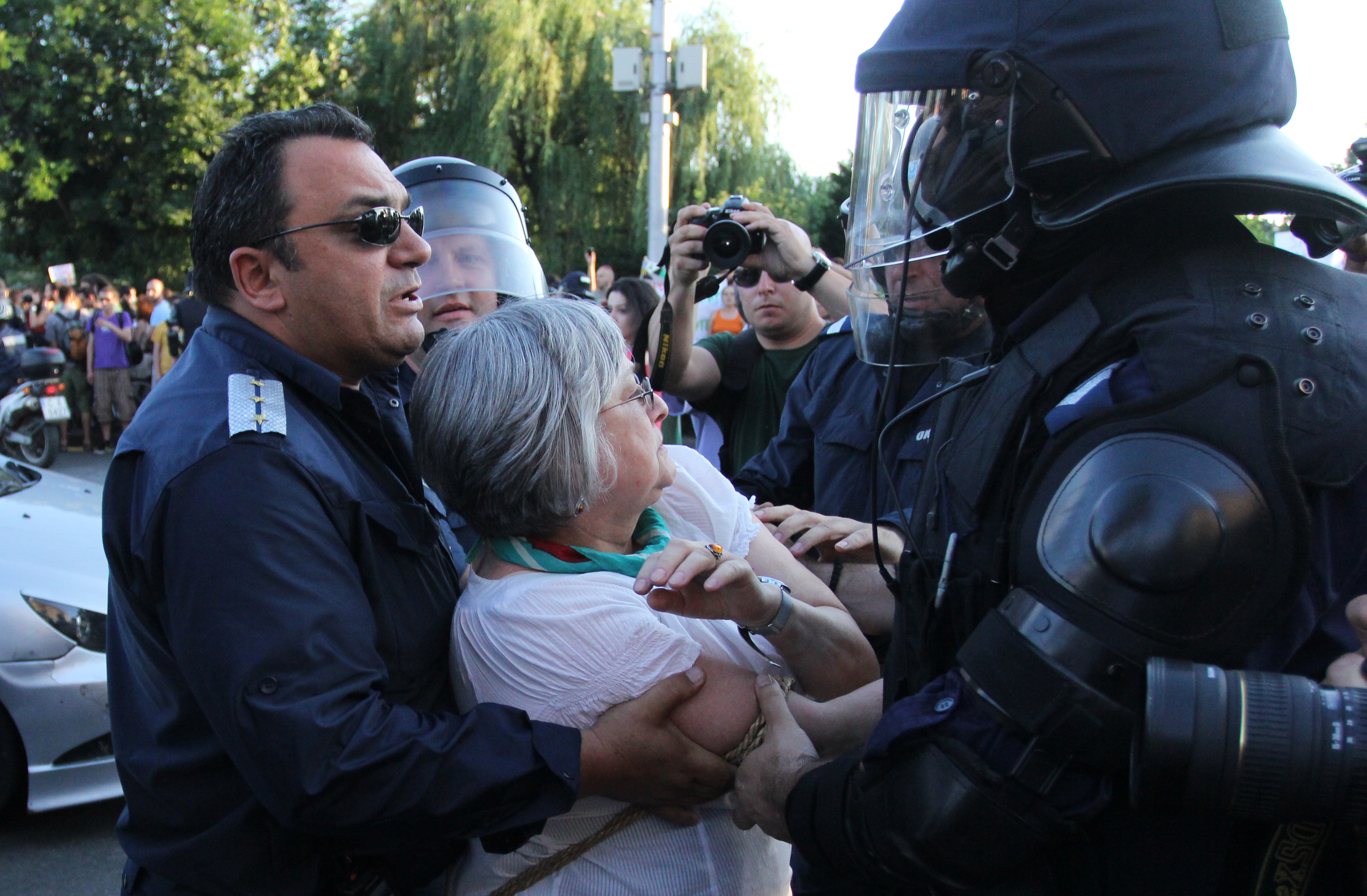 Арестуваха 14 природозащитници при протест, блокирал Орлов мост
