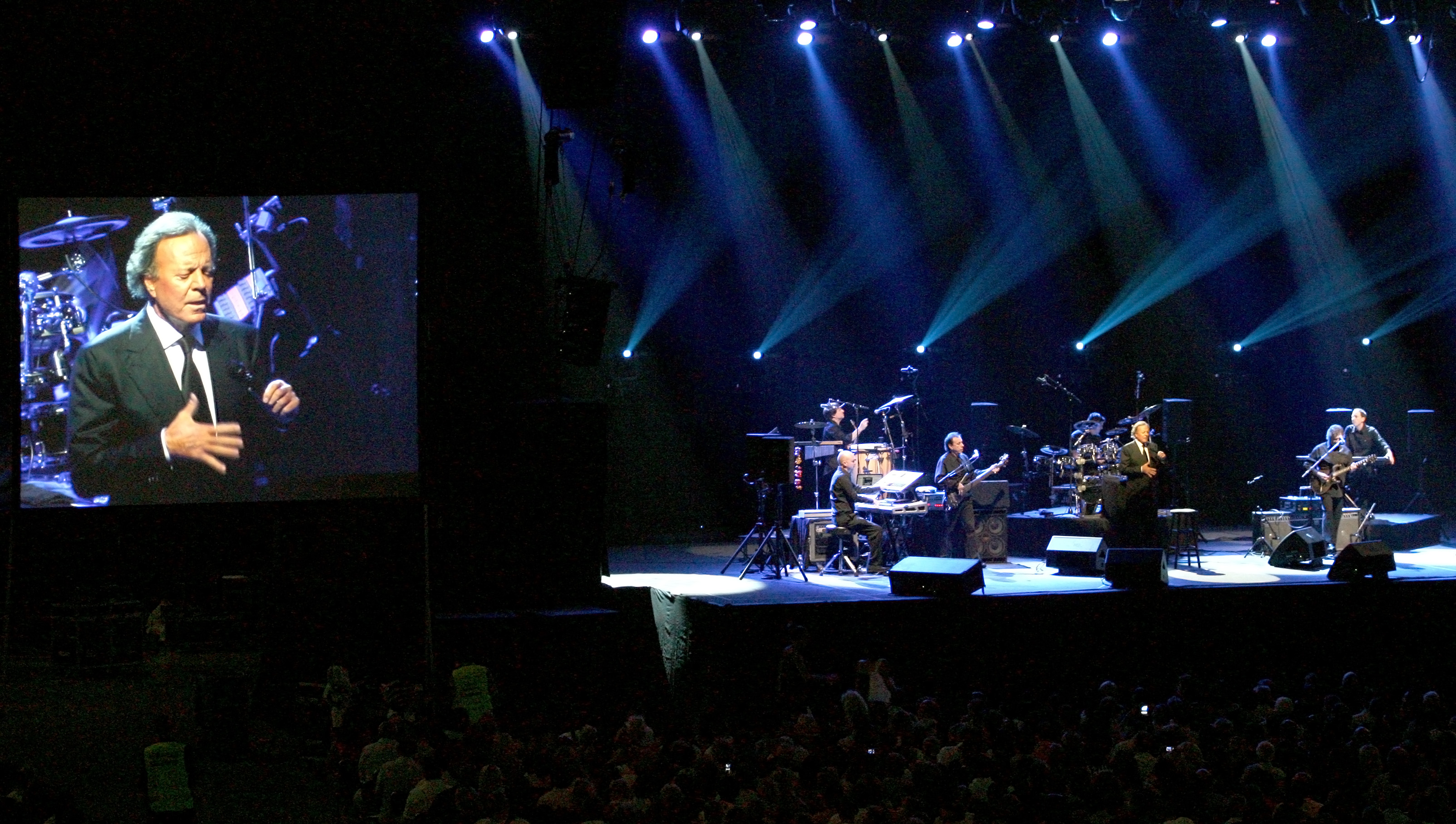 Хулио Иглесиас изнесе геройски концерт в ”Арена Армеец”